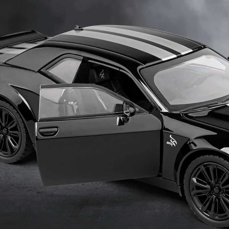 Diecast Model Cars 1 24 Dodge Challenger SRT Hellcat Alloy Muscle Car Model Diecasts Metal Sports Car Model Sound Light Childrens Toy Gift CL250104