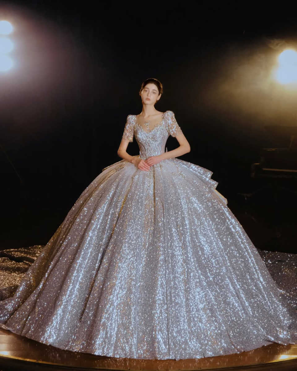 Luxury Ball Gown Wedding Dresses Sweetheart Short Sleeve Lace Net Appliqued Sequins Sweep Floor Cathedral Bridal Gowns Arabian Dubai Custom Made Vesti