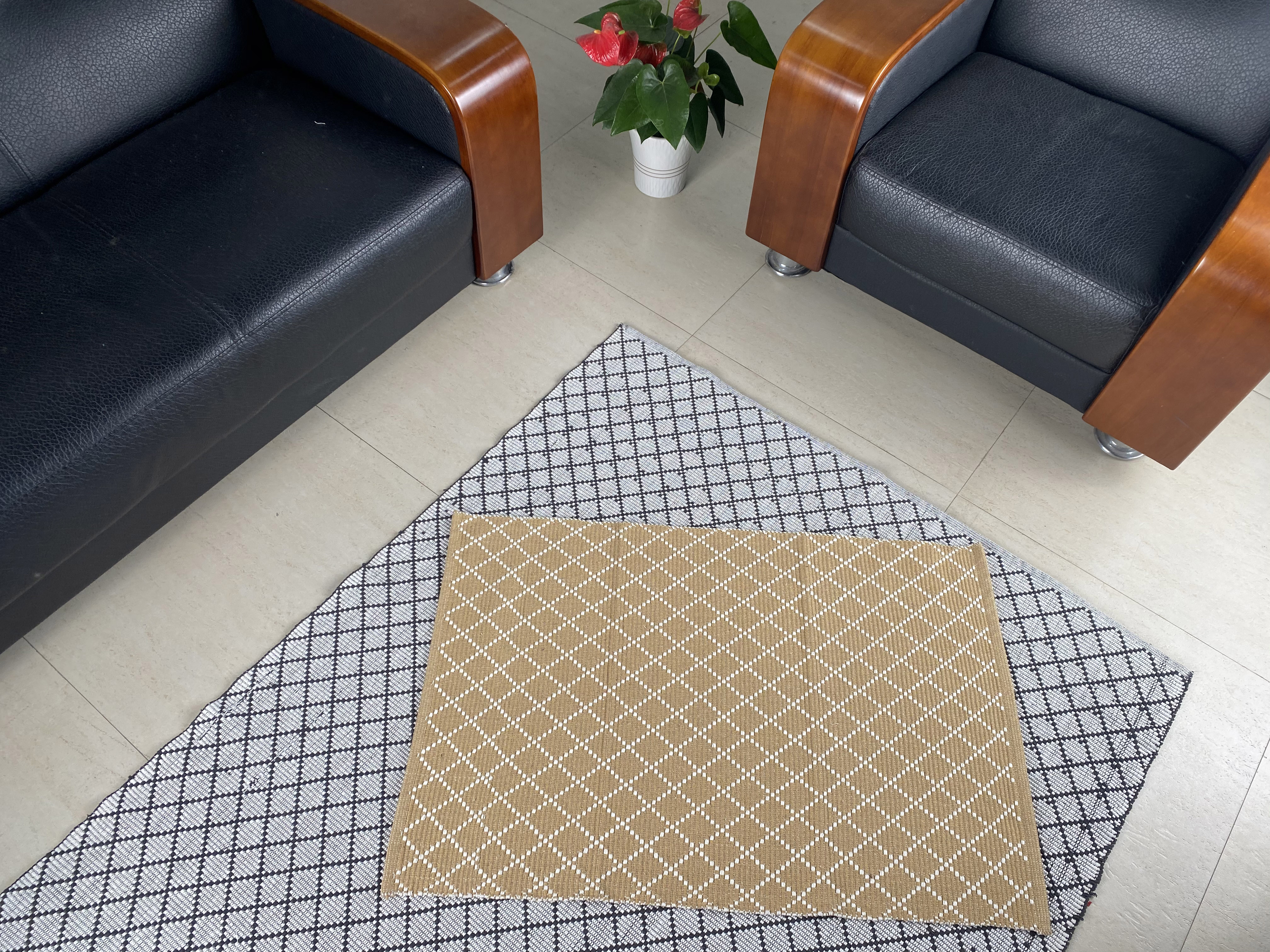 Superior Absorbent Handmade Cotton Floor Mat Modern Style Area Rugs for Living Spaces