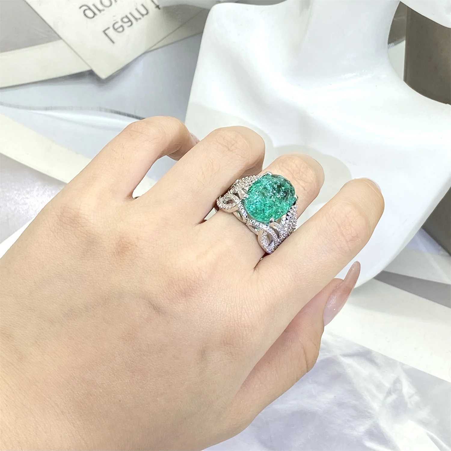 925 Silver Plated Fashionable Blue Green Moissanite Ring Fire Sparkling Luxury Ring Female Party Birtay Jewelry GiftXJ250104