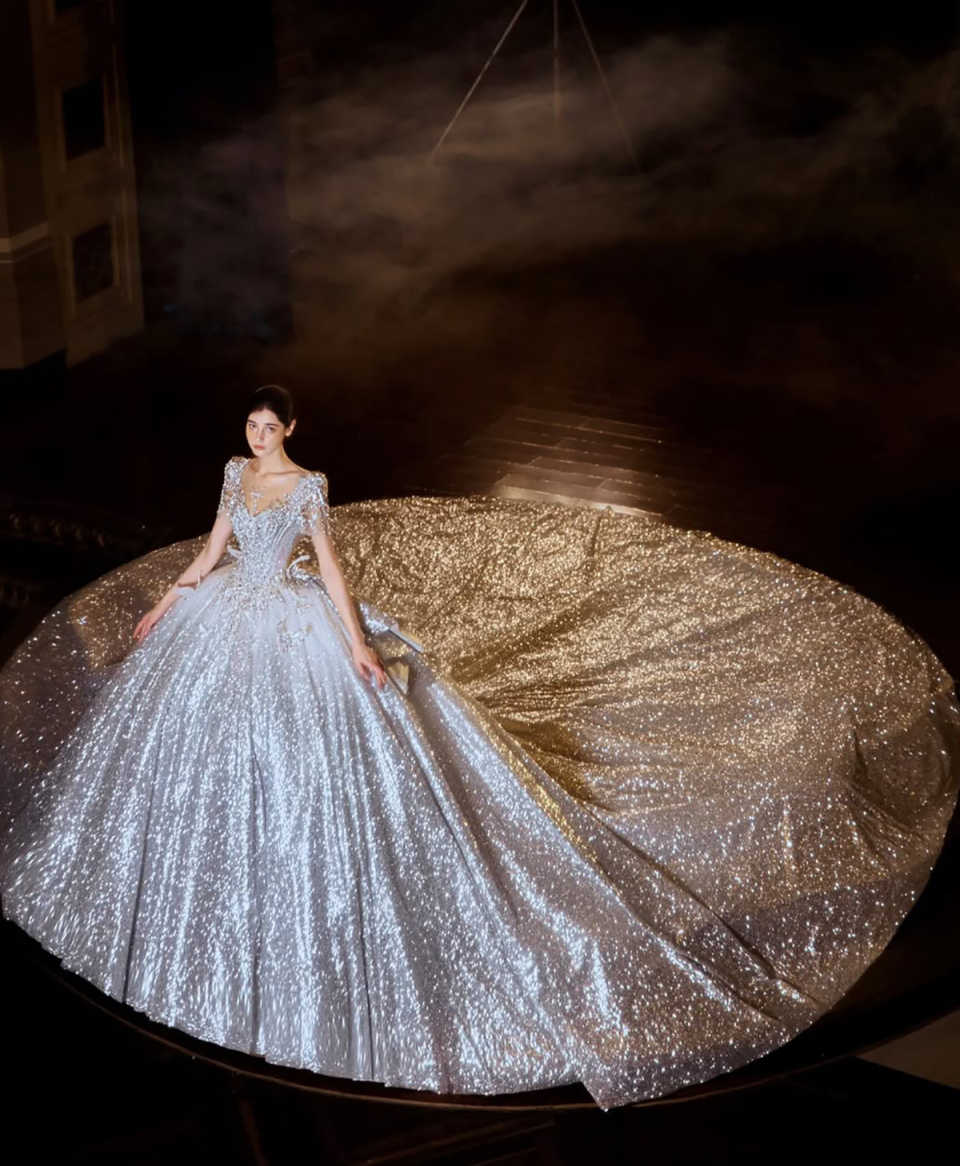 Luxury Ball Gown Wedding Dresses Sweetheart Short Sleeve Lace Net Appliqued Sequins Sweep Floor Cathedral Bridal Gowns Arabian Dubai Custom Made Vesti