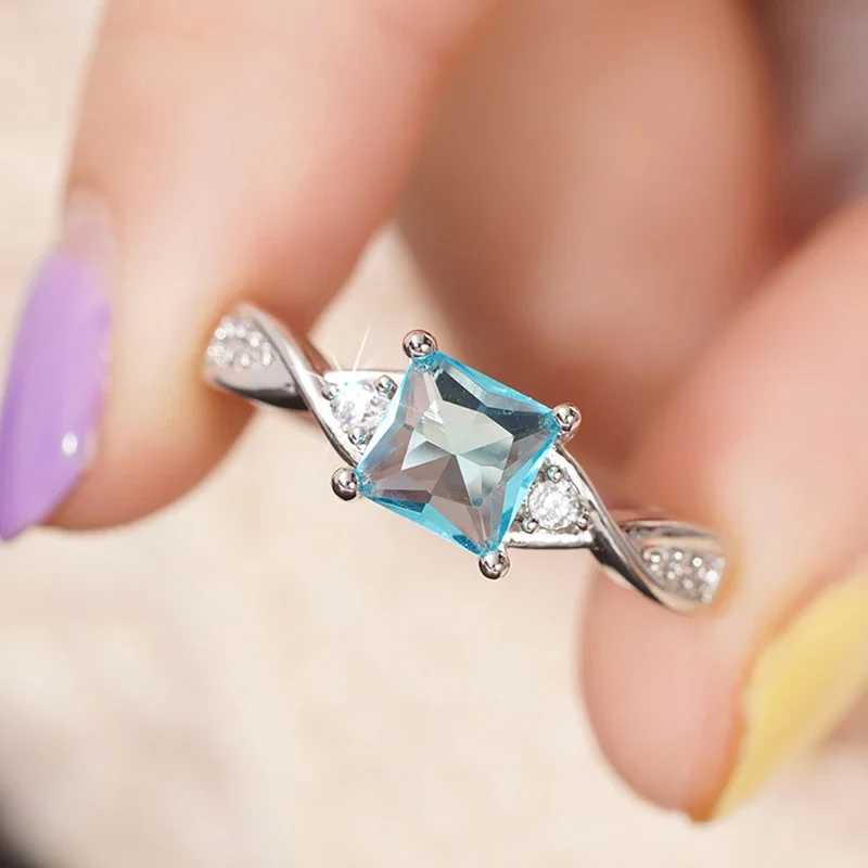 Huitan Sky Blue CZ Women Rings Twist Band Exquisite Female Accories for Wedding Party Temperament Elegant La Rings JewelryXJ250104