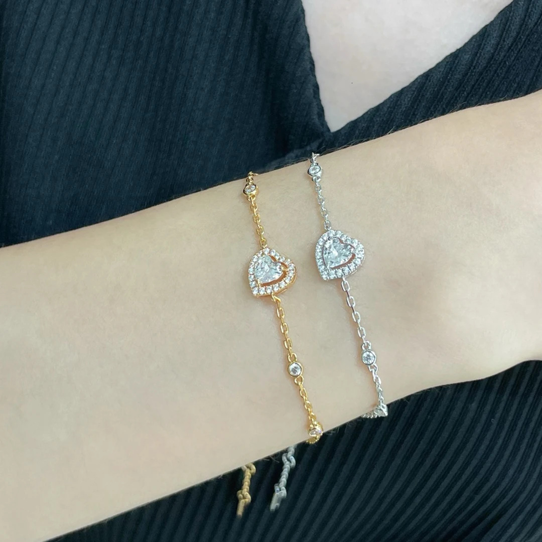 The latest 925 sterling silver heart-shaped bracelet the most classic fashion variant series shares this special style 250102