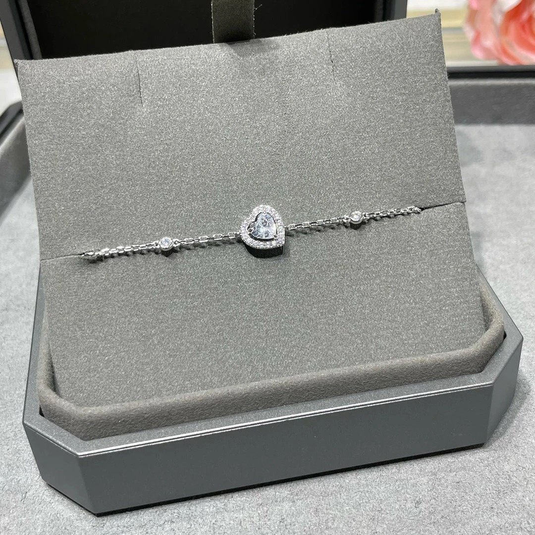 The latest 925 sterling silver heart-shaped bracelet the most classic fashion variant series shares this special style 250102