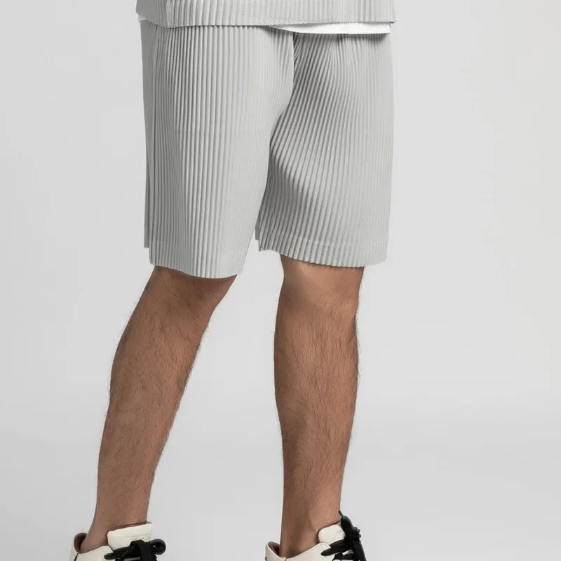 Summer Shorts Men Oversized Fashion Casual Pleated Shorts Men Japanese Streetwear Loose Ice Silk Shorts Mens Beach Shorts M-2XL 241224