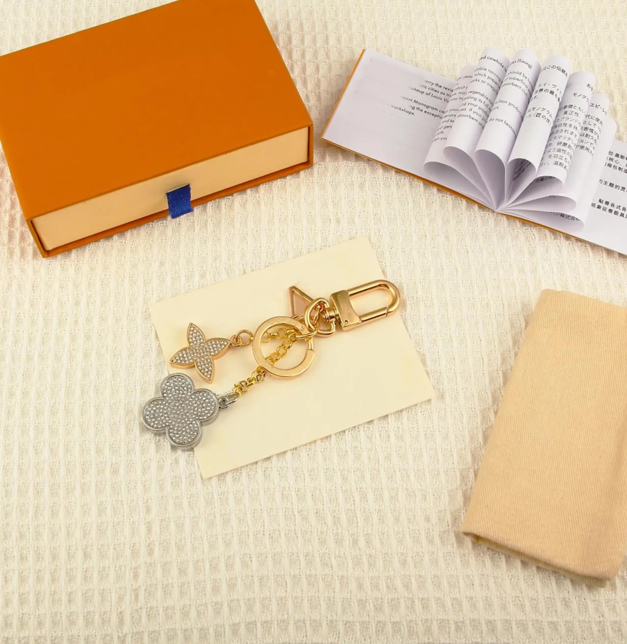 Fashion Brand Letter Designer Keychains Metal Keychain Womens Bag Charm Pendant Auto Parts dhgate