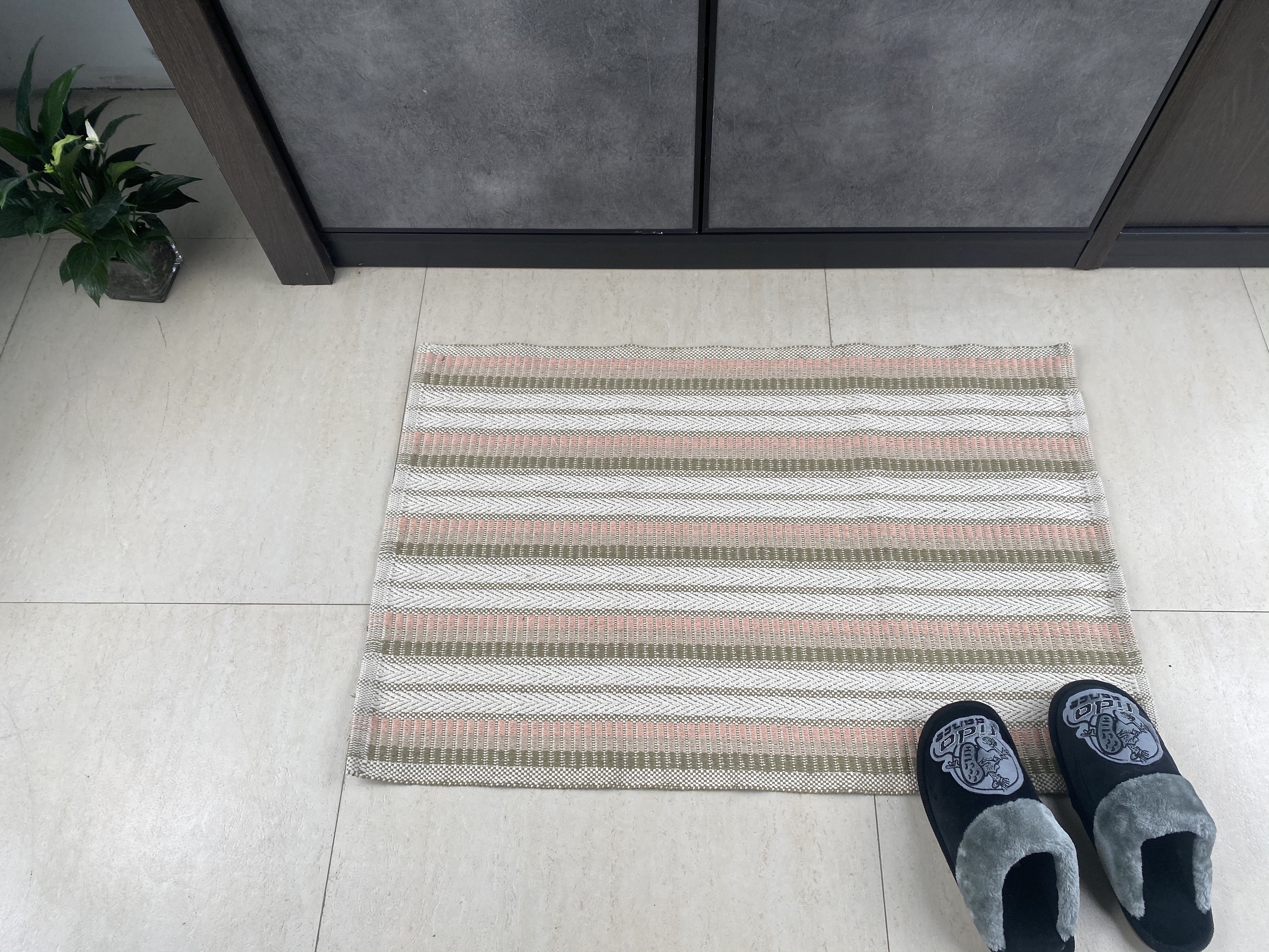 Elegant Artisanal Cotton Carpet Rugs Versatile and Resilient Design for Modern Interior Accents