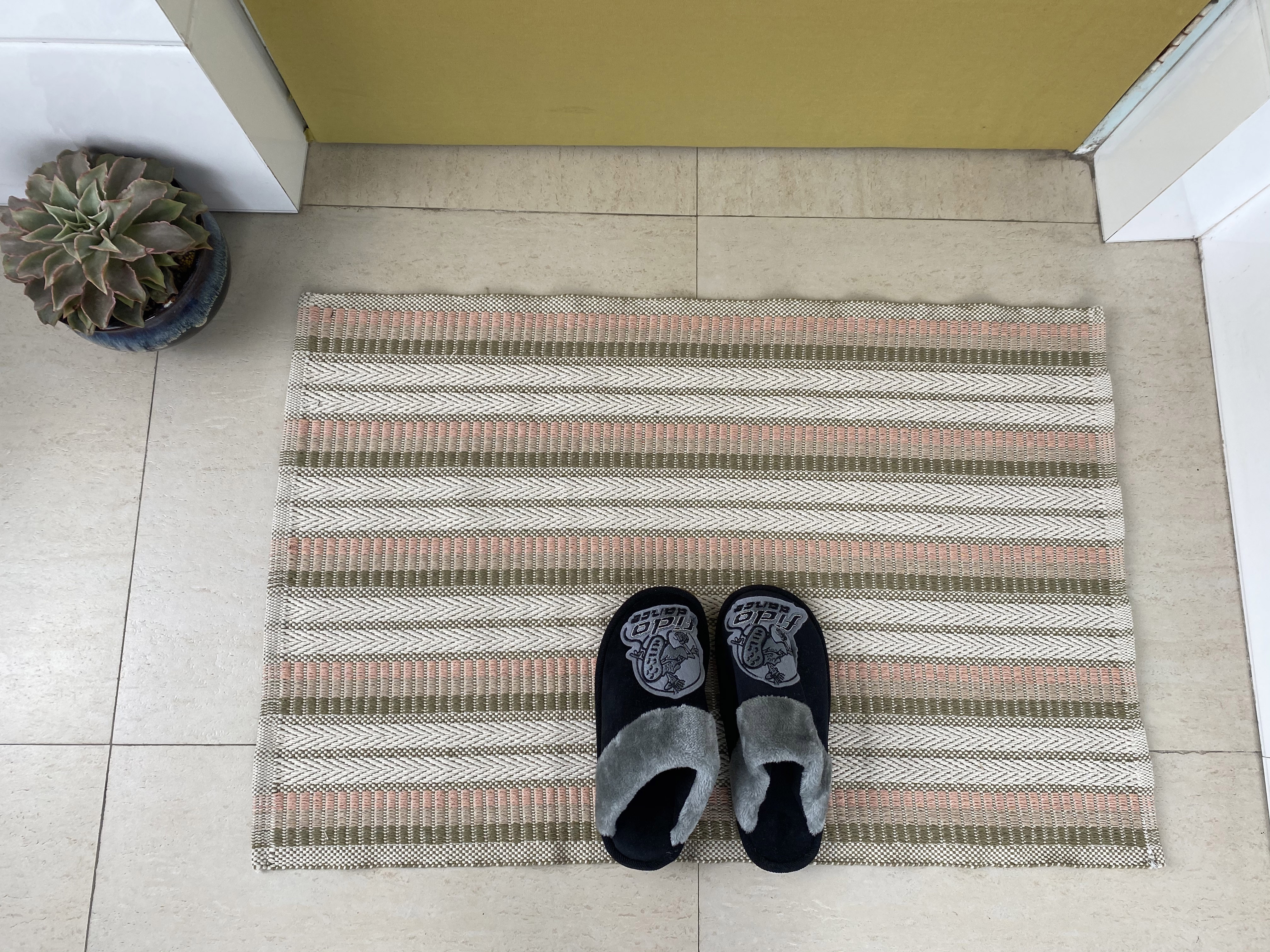Elegant Artisanal Cotton Carpet Rugs Versatile and Resilient Design for Modern Interior Accents