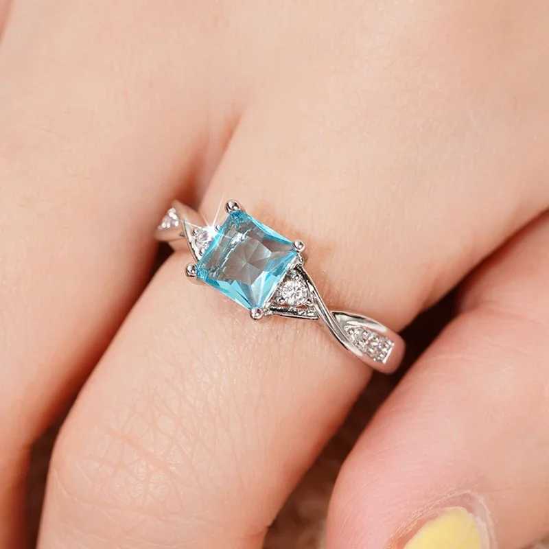 Huitan Sky Blue CZ Women Rings Twist Band Exquisite Female Accories for Wedding Party Temperament Elegant La Rings JewelryXJ250104