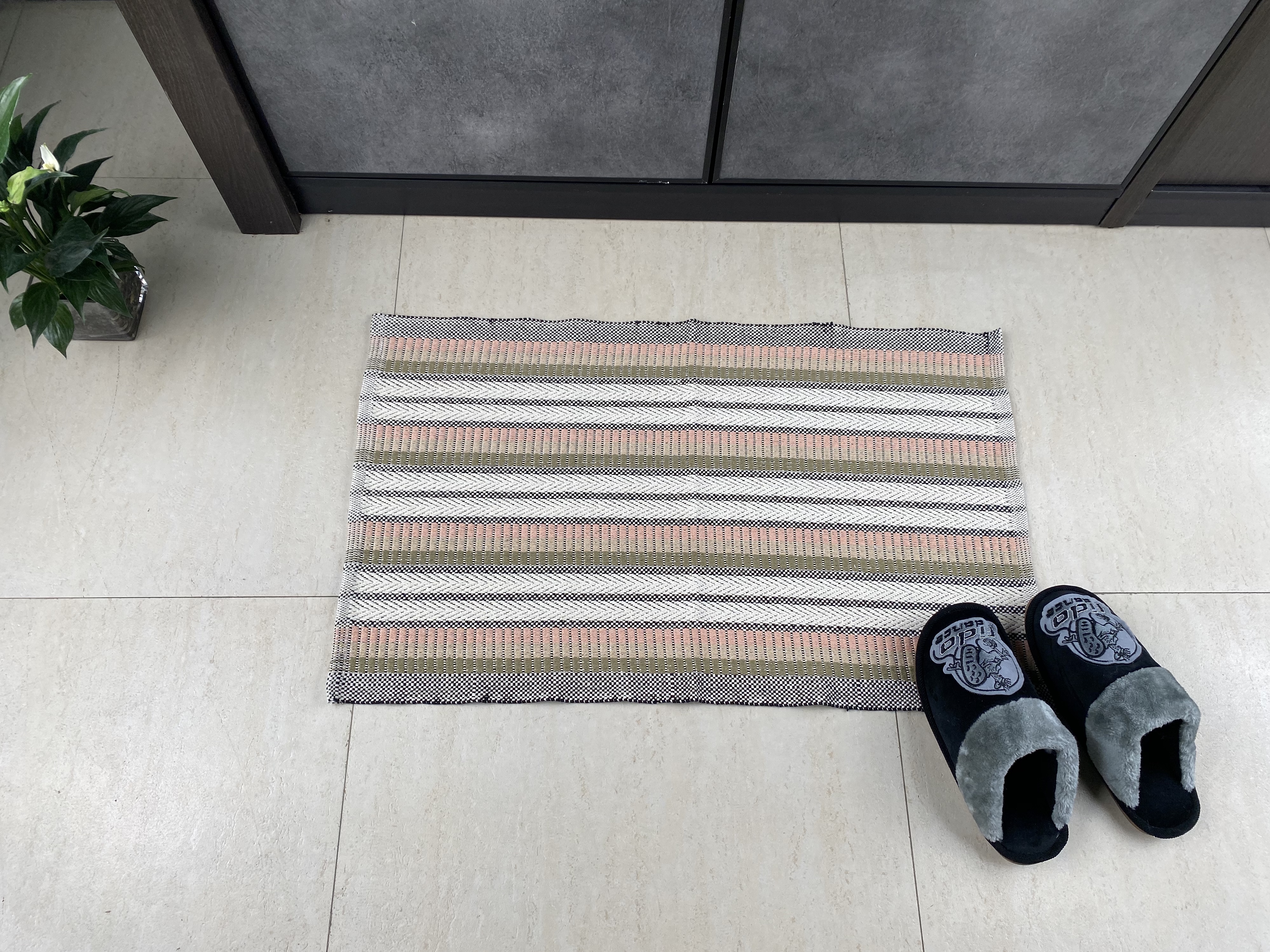 Sophisticated Handwoven Cotton Carpets - Tailored Style for Every Room