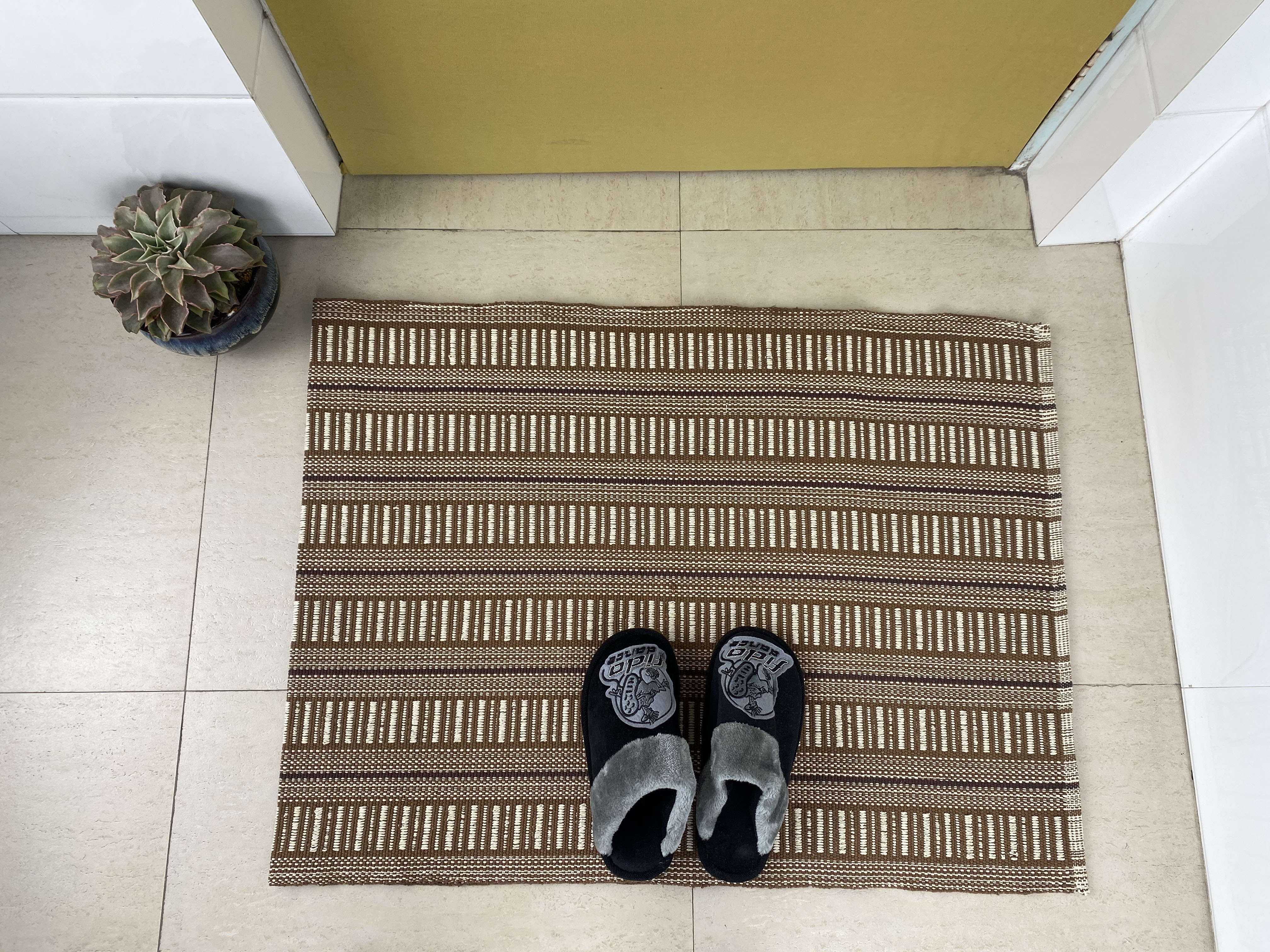 Sophisticated Hand-Made Cotton Rugs - Combining Comfort with Style