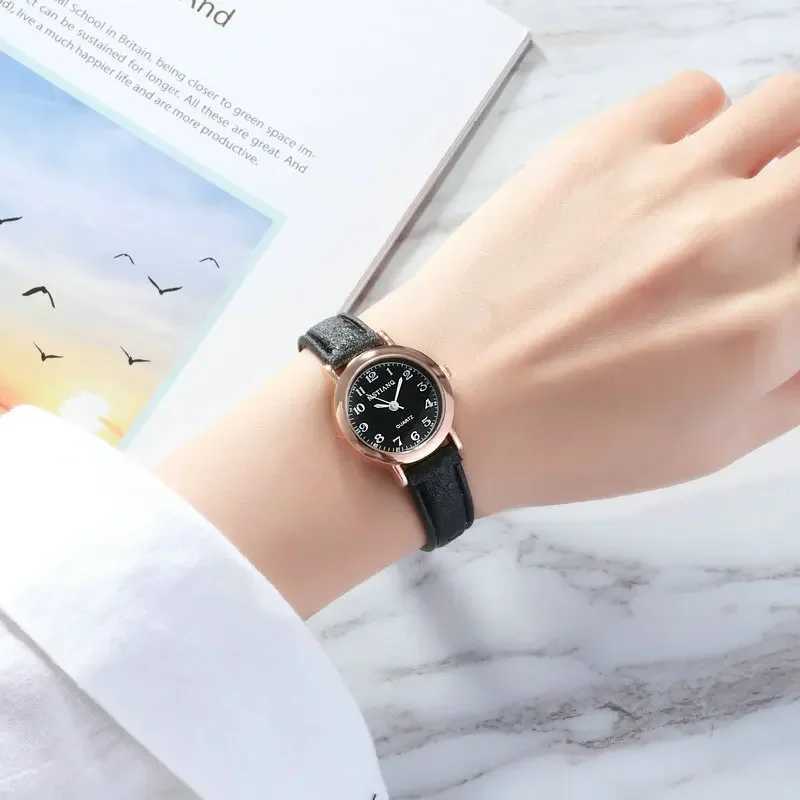 Exquisite Little Ladies Dr Retro Leather Womens Watch Brand Womens Fashion Mini Design Couple Watch W250104