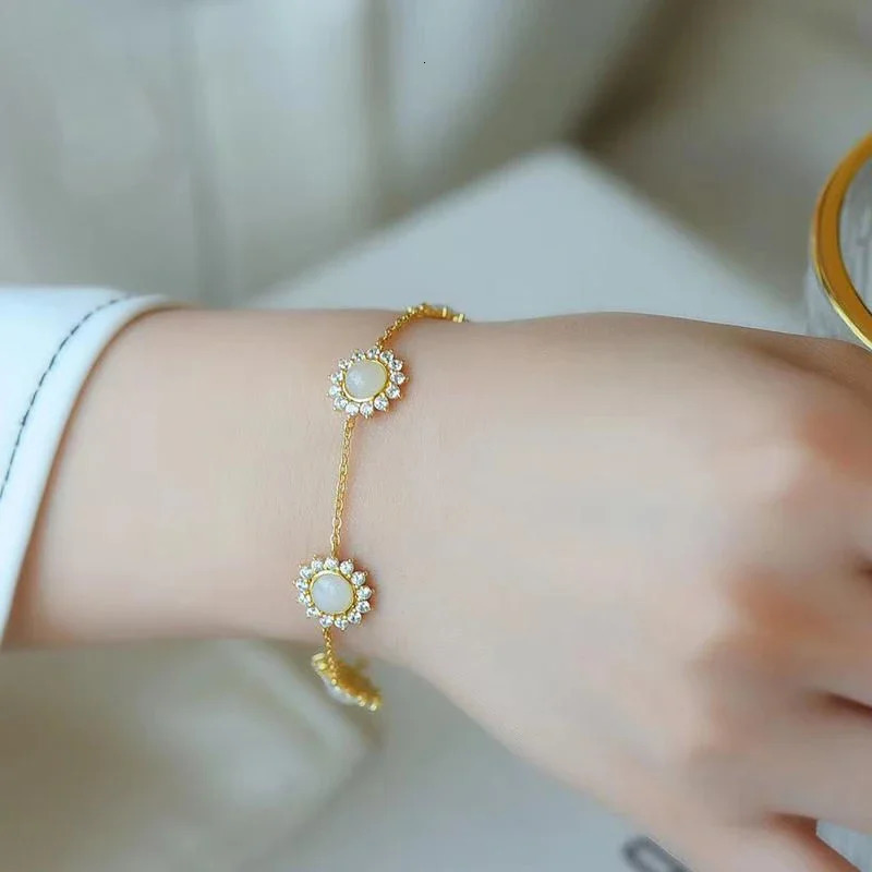 Inspired of silver natural Hetian chalcedony daisy sunflower bracelet suitable for womens elegant fresh and exquisite bracelet jewelry 250102