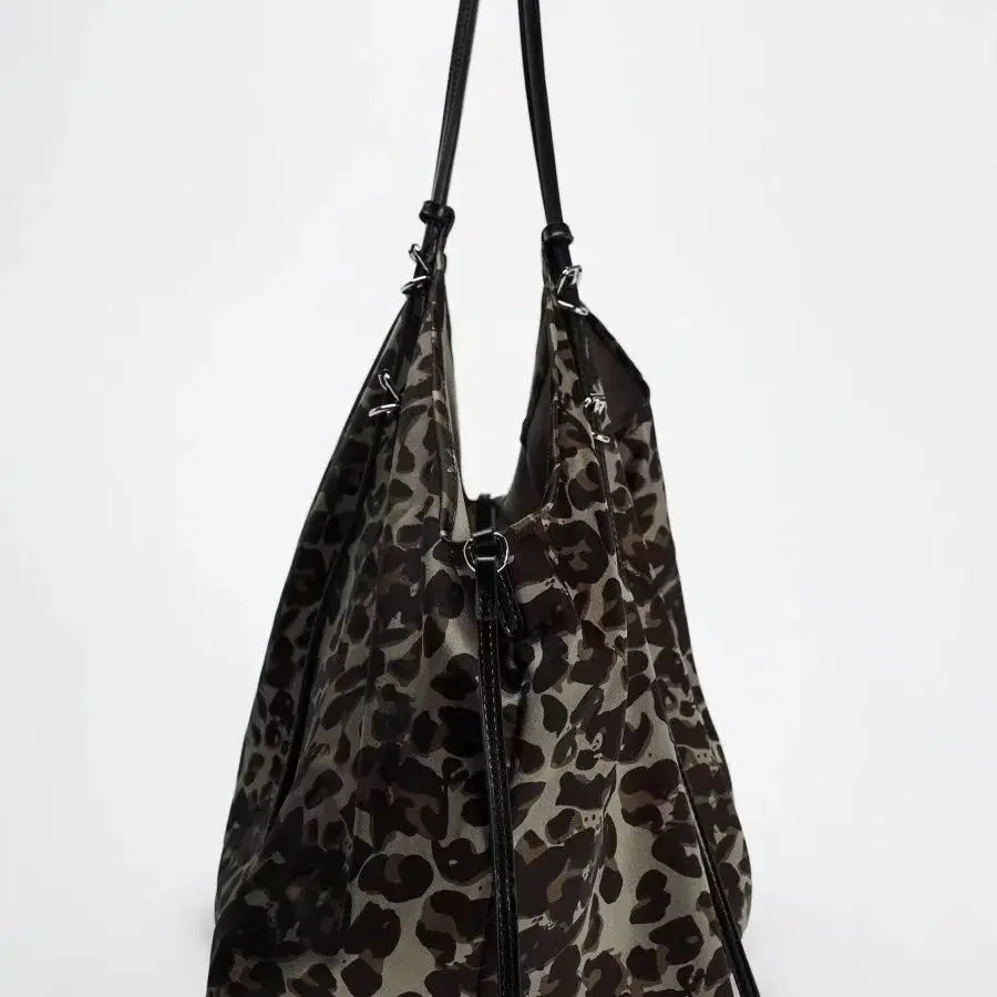 Fashion Leopard Tote Bags for Women Satin Shoulder Bag Animal Printed Handbags Large Capacity Silk Shopper Purses 250102