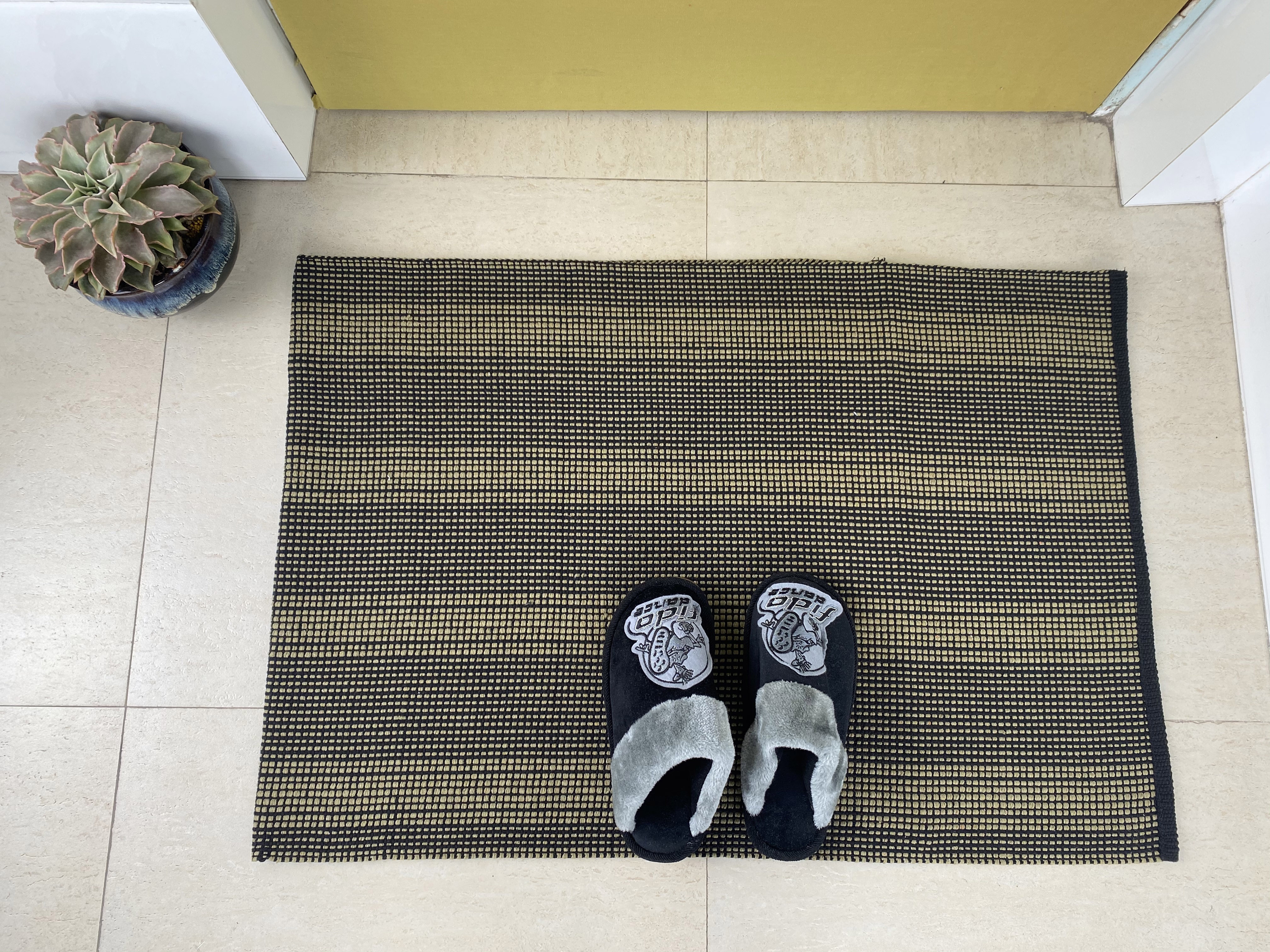 Sophisticated Artisanal Cotton Area Rug with Resilient Build and Anti-Wet Treatment