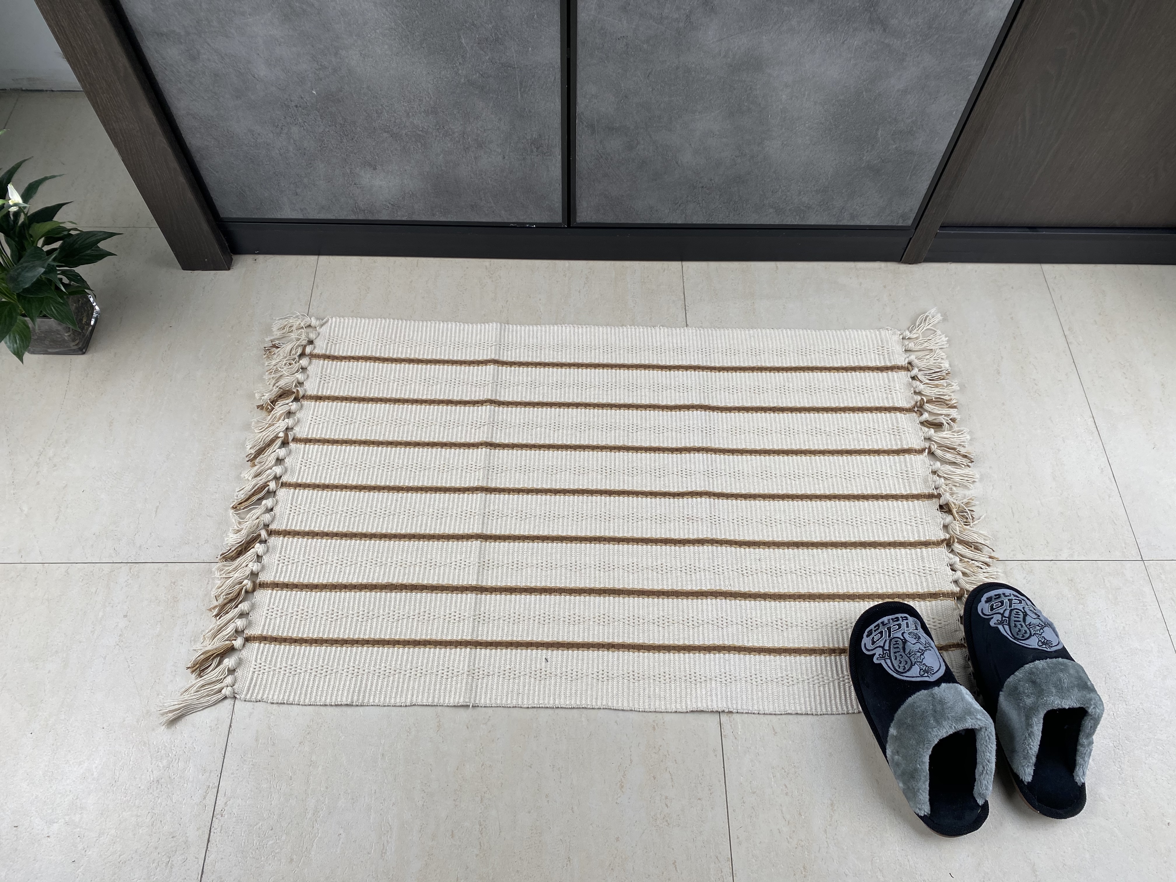 Fashion-Forward Handmade Cotton Floor Mat - Premium Absorbency for Modern Spaces