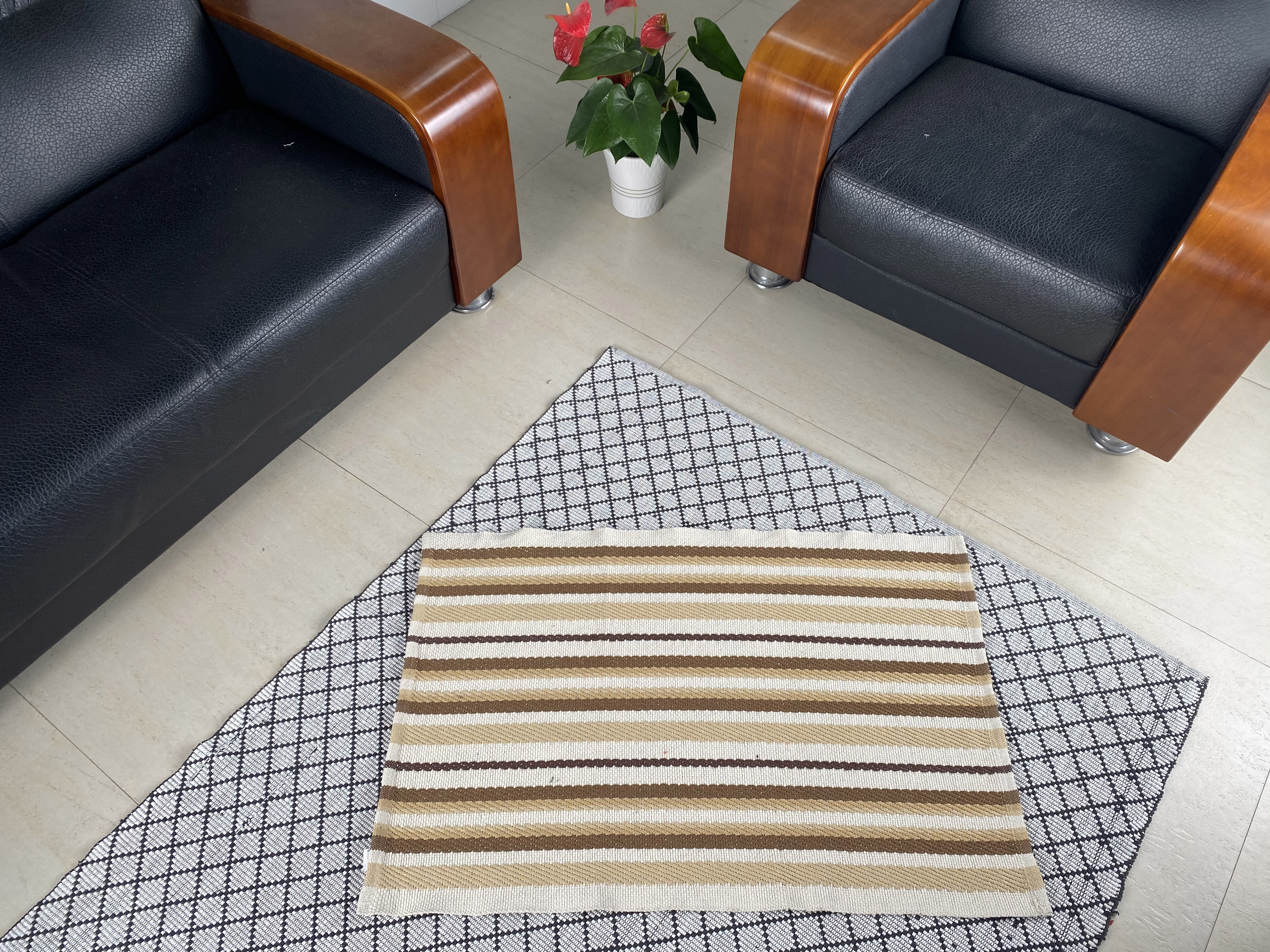 Chic Hand-Woven Cotton Floor Coverings - Customize Your Living Room's Look