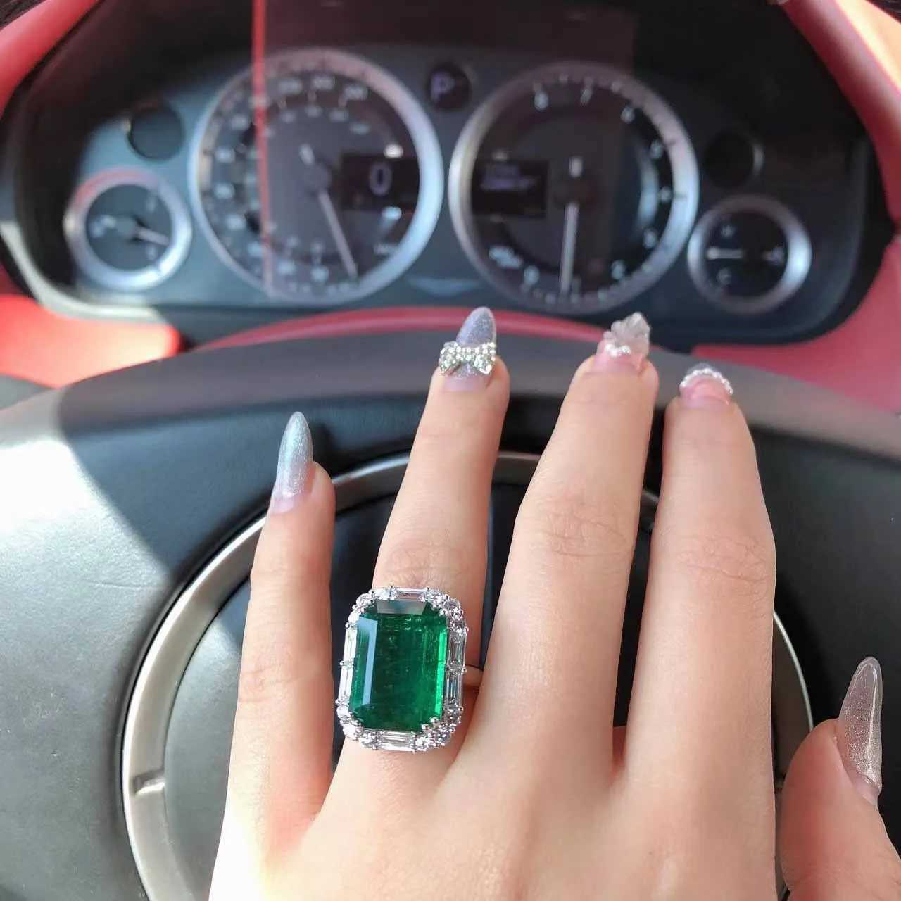 Valuable Lab Emerald Diamond Finger Ring 925 Sterling Silver Party Wedding Band Rings for Women Promise Engagement Jewelry GiftXJ250104