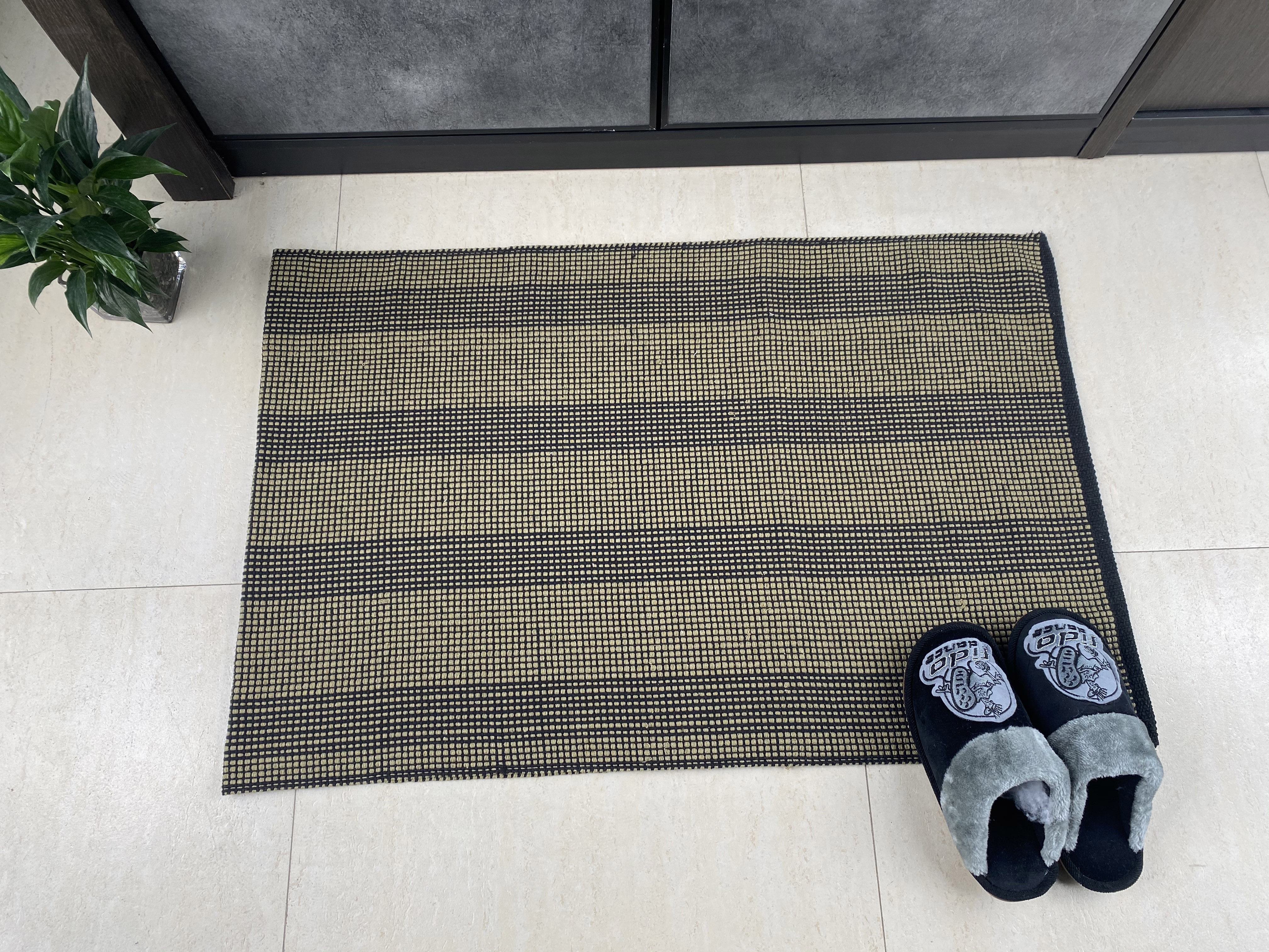 Sophisticated Artisanal Cotton Area Rug with Resilient Build and Anti-Wet Treatment