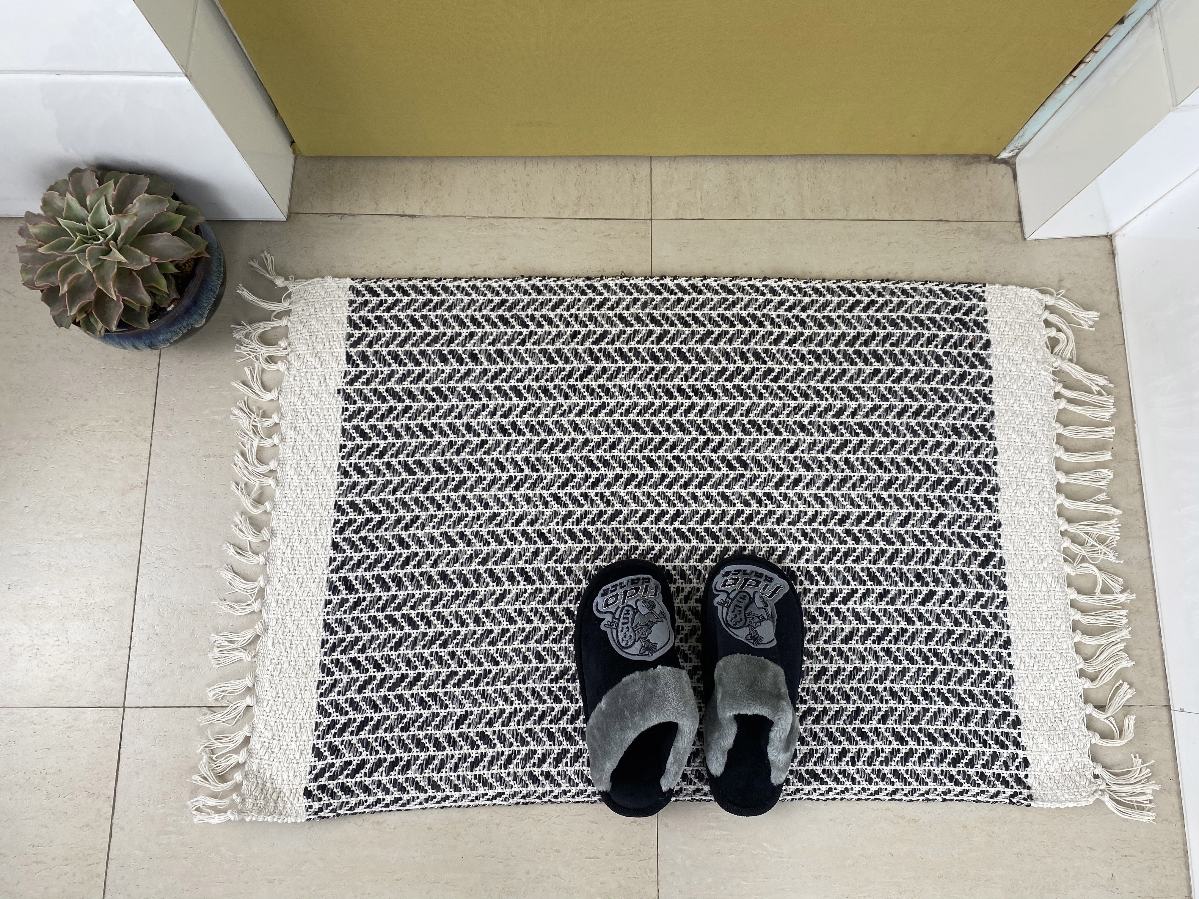 Hand-Woven Cotton Floor Mat Elegant and Durable Rugs for Contemporary Homes