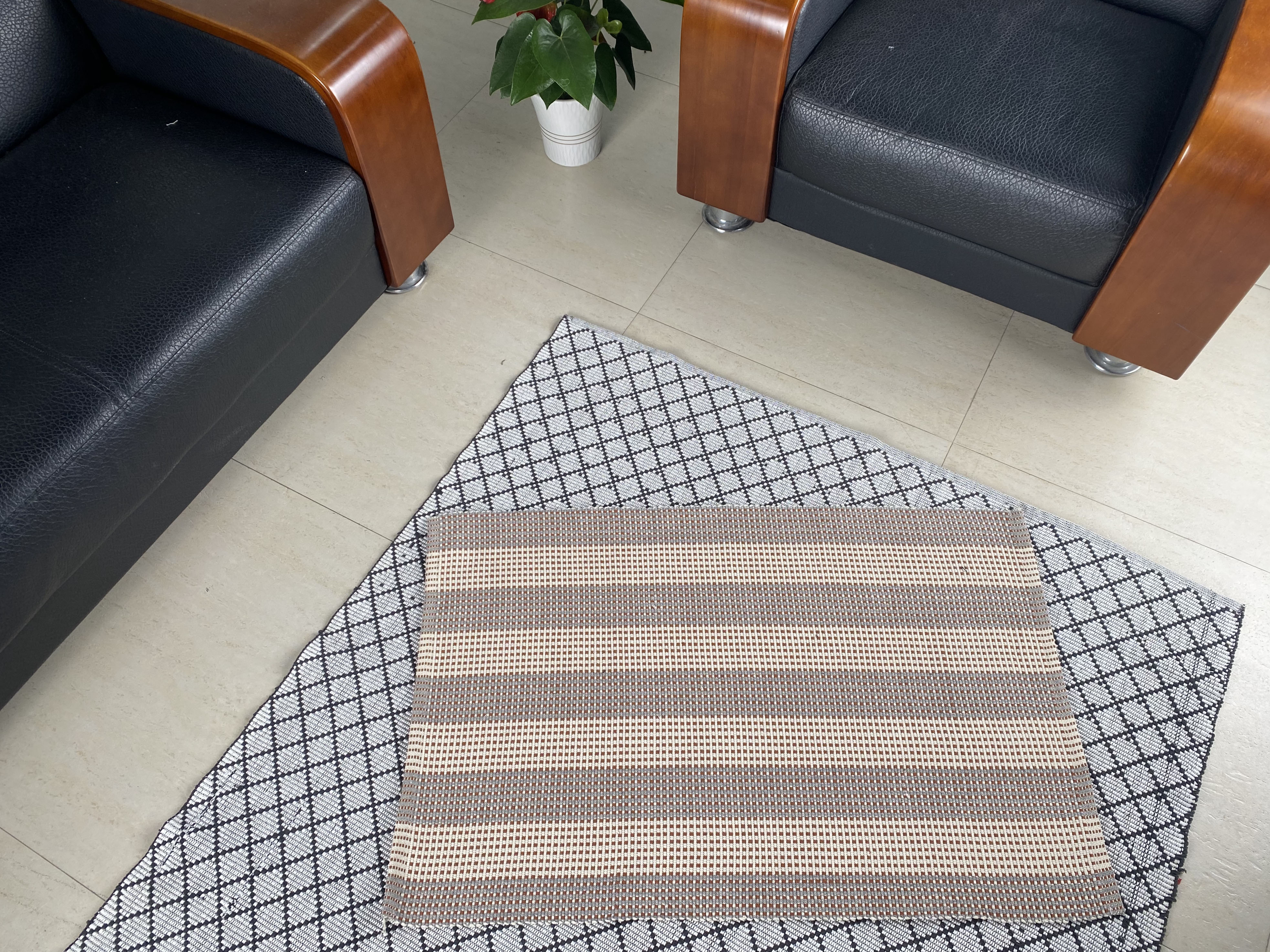 Luxurious Hand-Made Cotton Floor Mat - Enhance Your Home with a Mixture of Design & Comfort