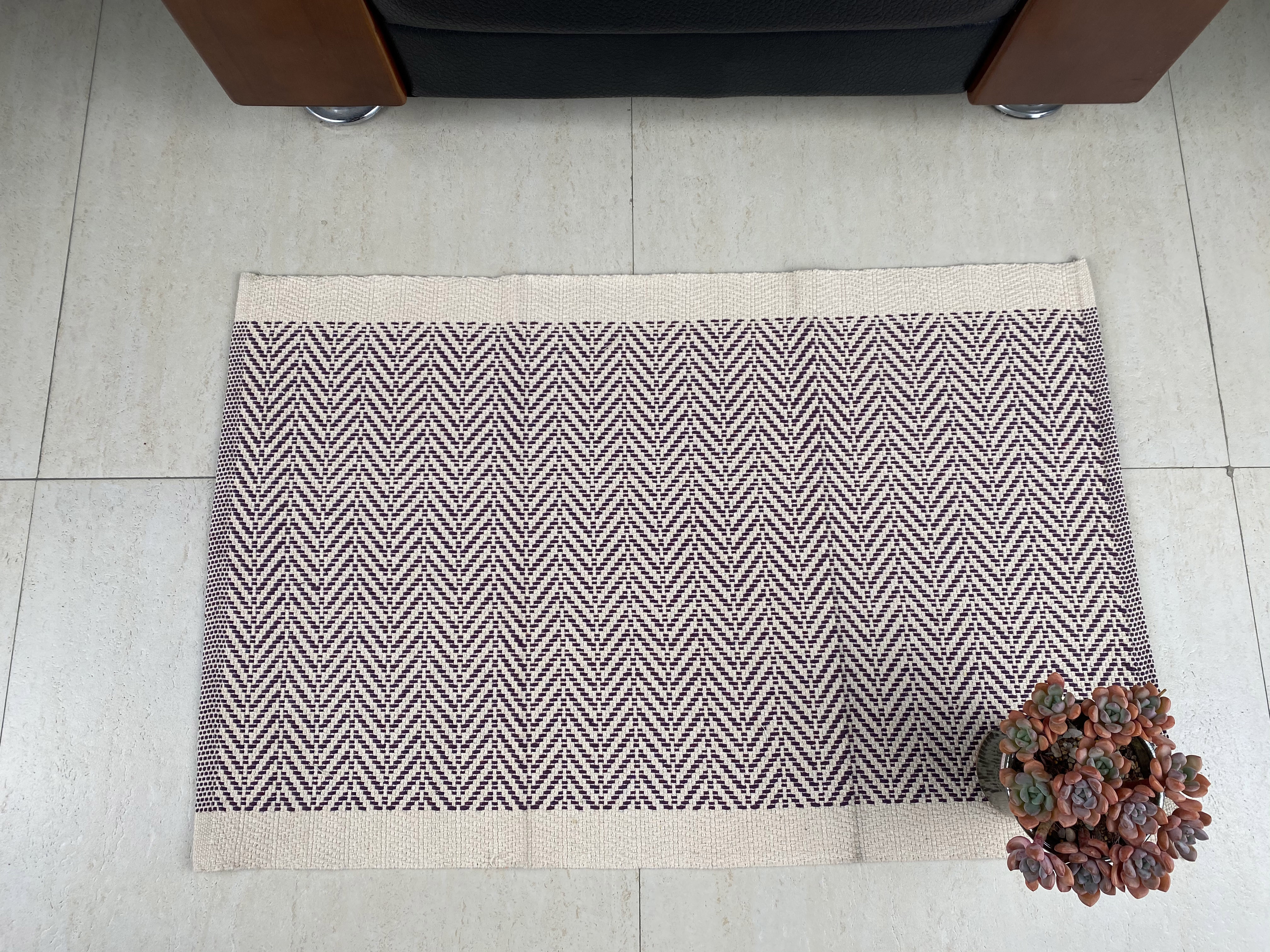 Fashionable Custom Handmade Cotton Rugs Sturdy and Highly Absorbent Perfect for Contemporary Home Decor