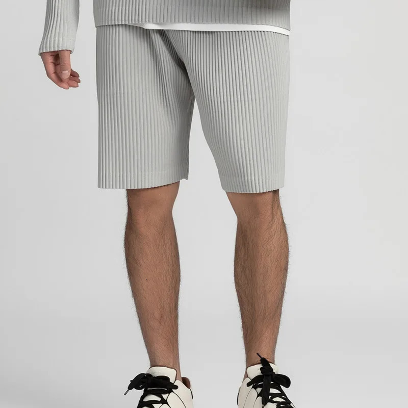 Summer Shorts Men Oversized Fashion Casual Pleated Shorts Men Japanese Streetwear Loose Ice Silk Shorts Mens Beach Shorts M-2XL 241224