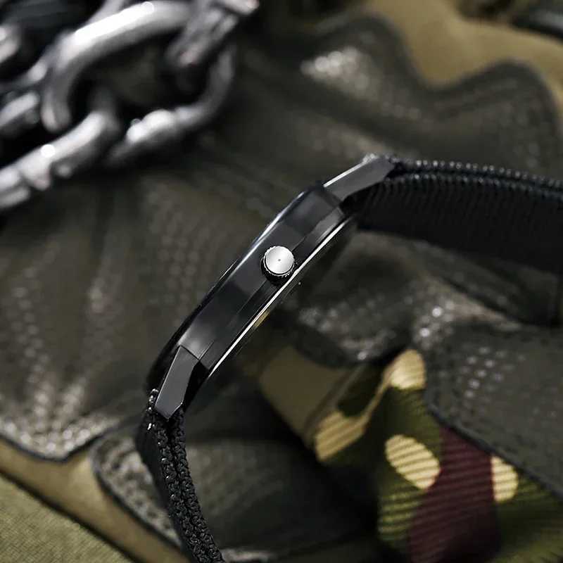 Fashionable mens luminous nylon strap mens watch quartz sports impact watch couple waterproof Reloj W250104