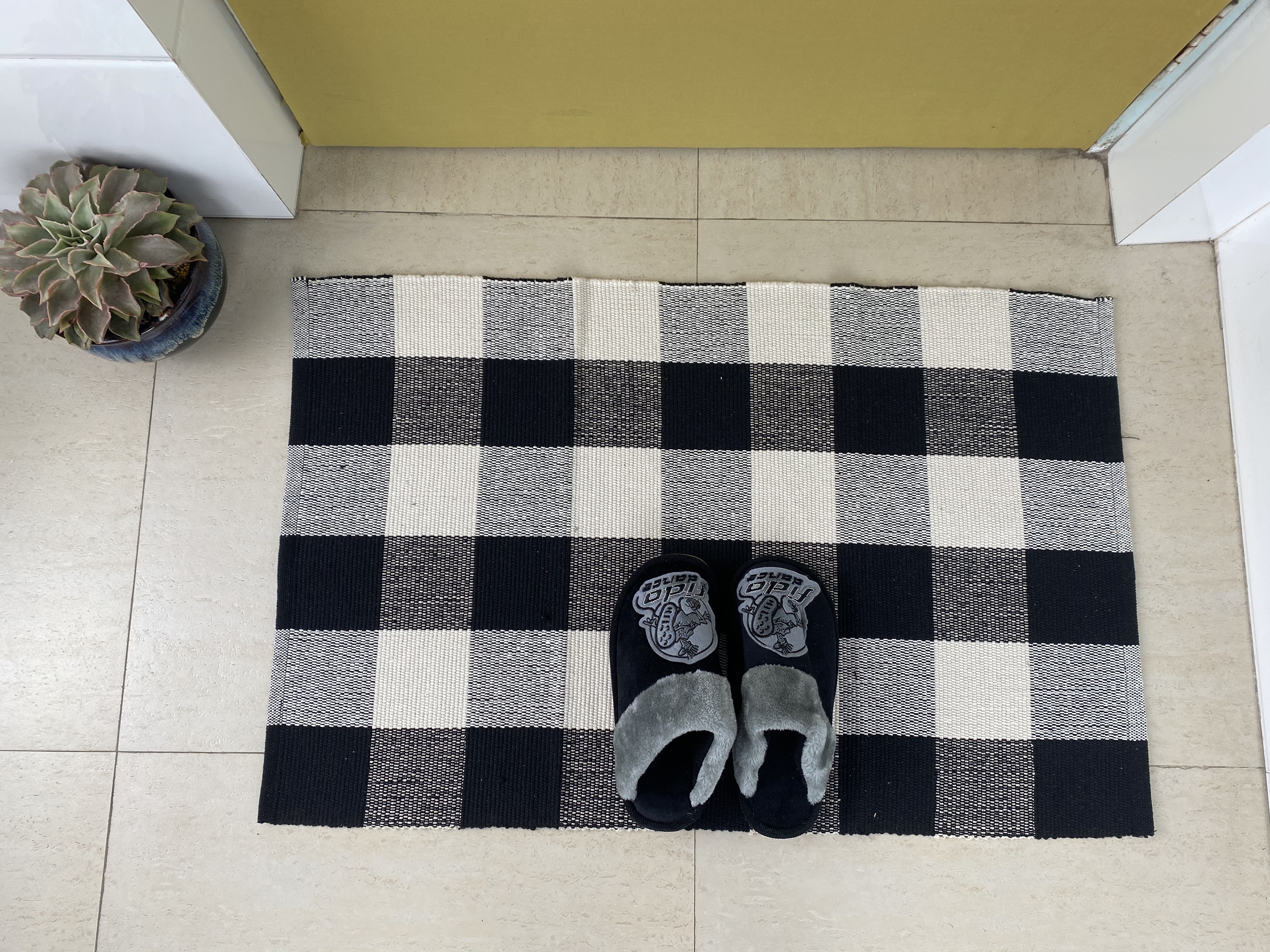 Contemporary Fashionable Cotton Area Rug Tailored Handcrafted Design with Superior Absorption
