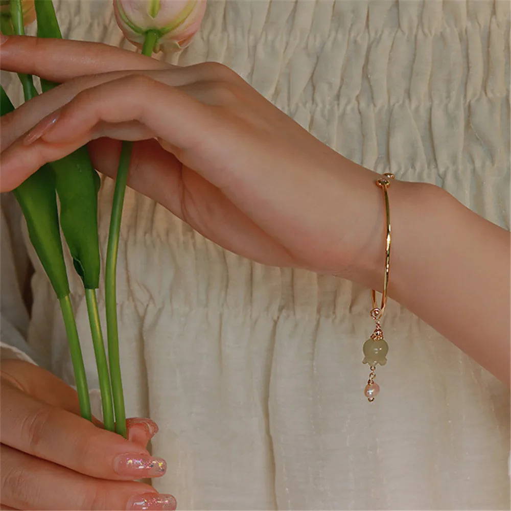 Natural an Jade Womens Bracelet Girl Bell Flower Charm Bracelet China Romantic Exquisite Womens Jewelry Gift Direct Shipment 250102