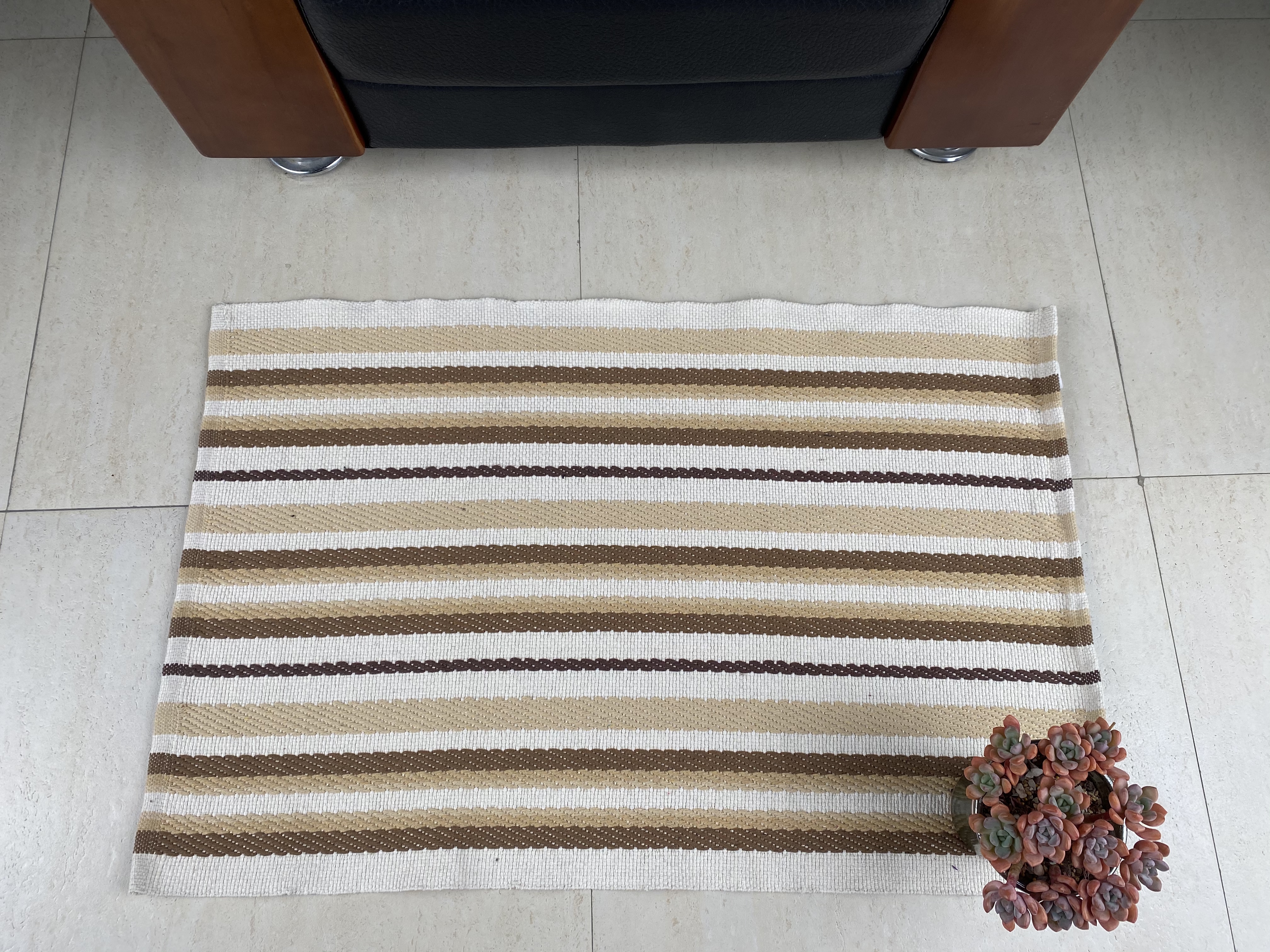 Chic Hand-Woven Cotton Floor Coverings - Customize Your Living Room's Look