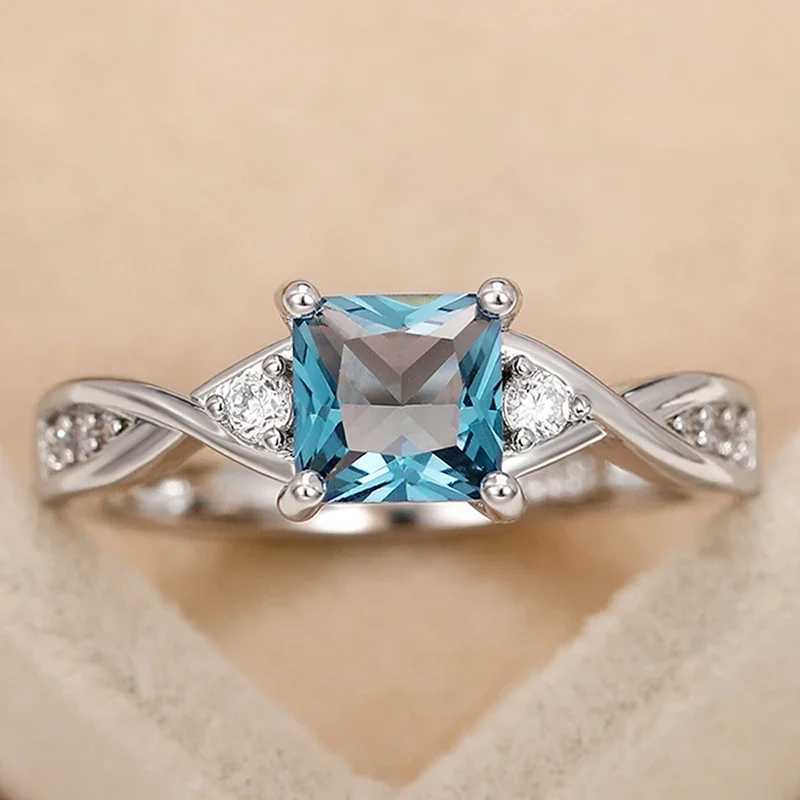 Huitan Sky Blue CZ Women Rings Twist Band Exquisite Female Accories for Wedding Party Temperament Elegant La Rings JewelryXJ250104