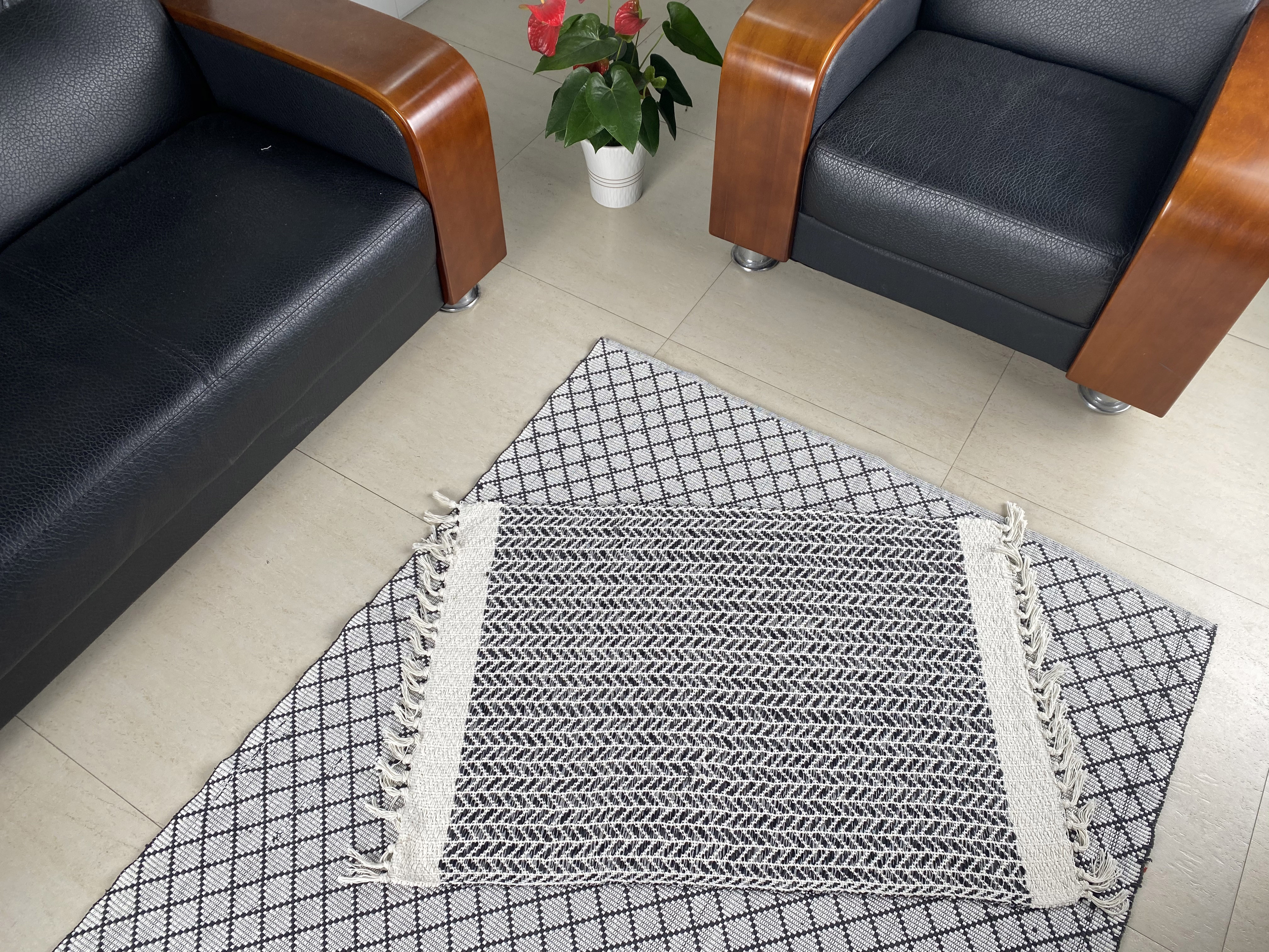 Hand-Woven Cotton Floor Mat Elegant and Durable Rugs for Contemporary Homes