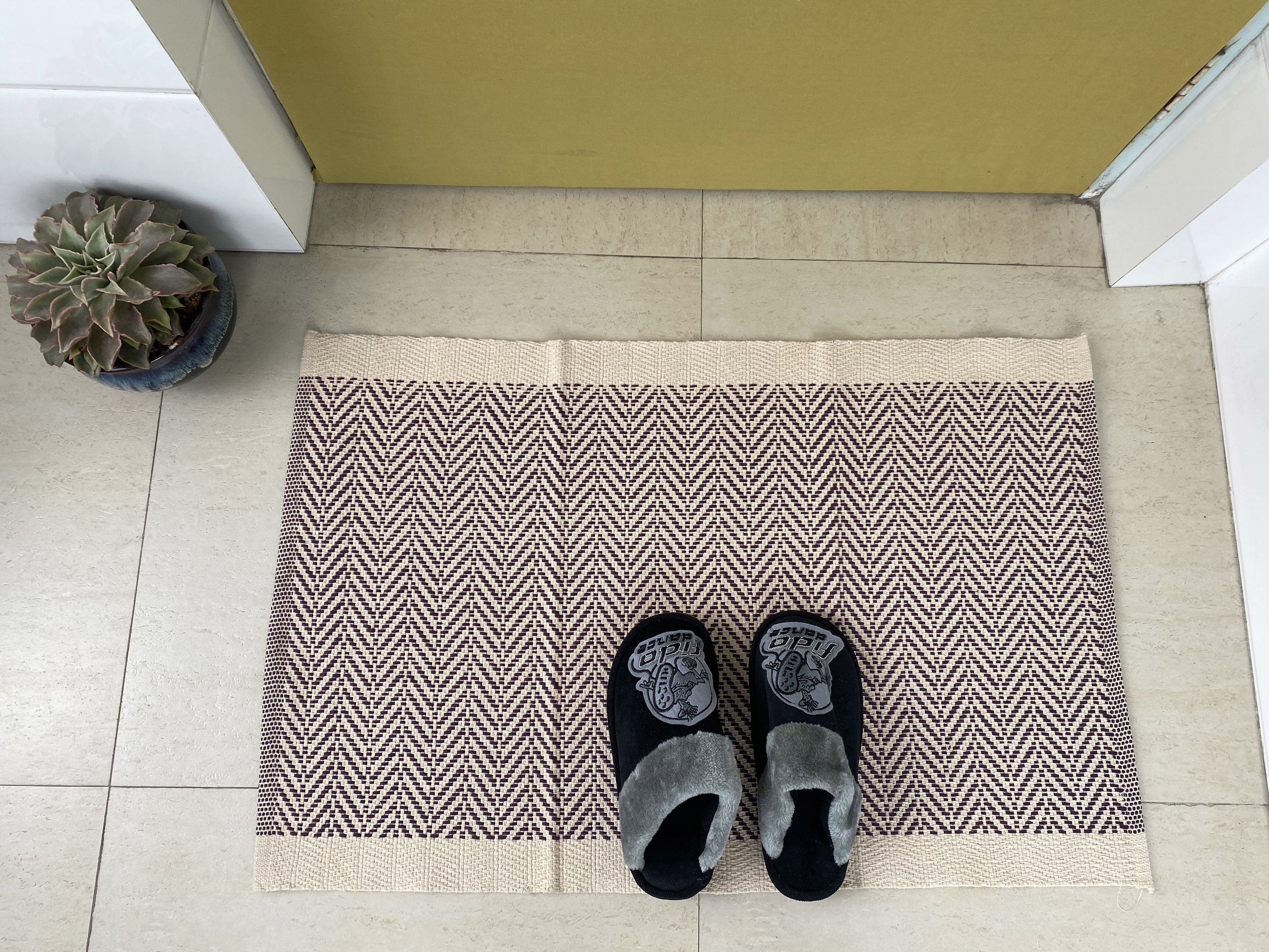 Fashionable Custom Handmade Cotton Rugs Sturdy and Highly Absorbent Perfect for Contemporary Home Decor