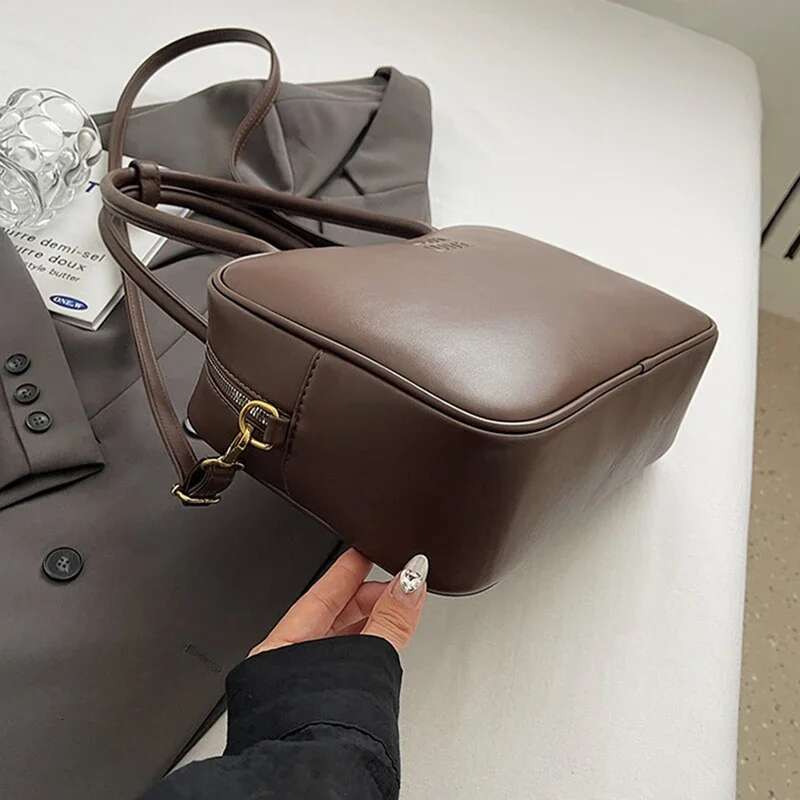 Retro large capacity women s autumn new work commuting designer handbag pillow women s single shoulder crossbody bag bag