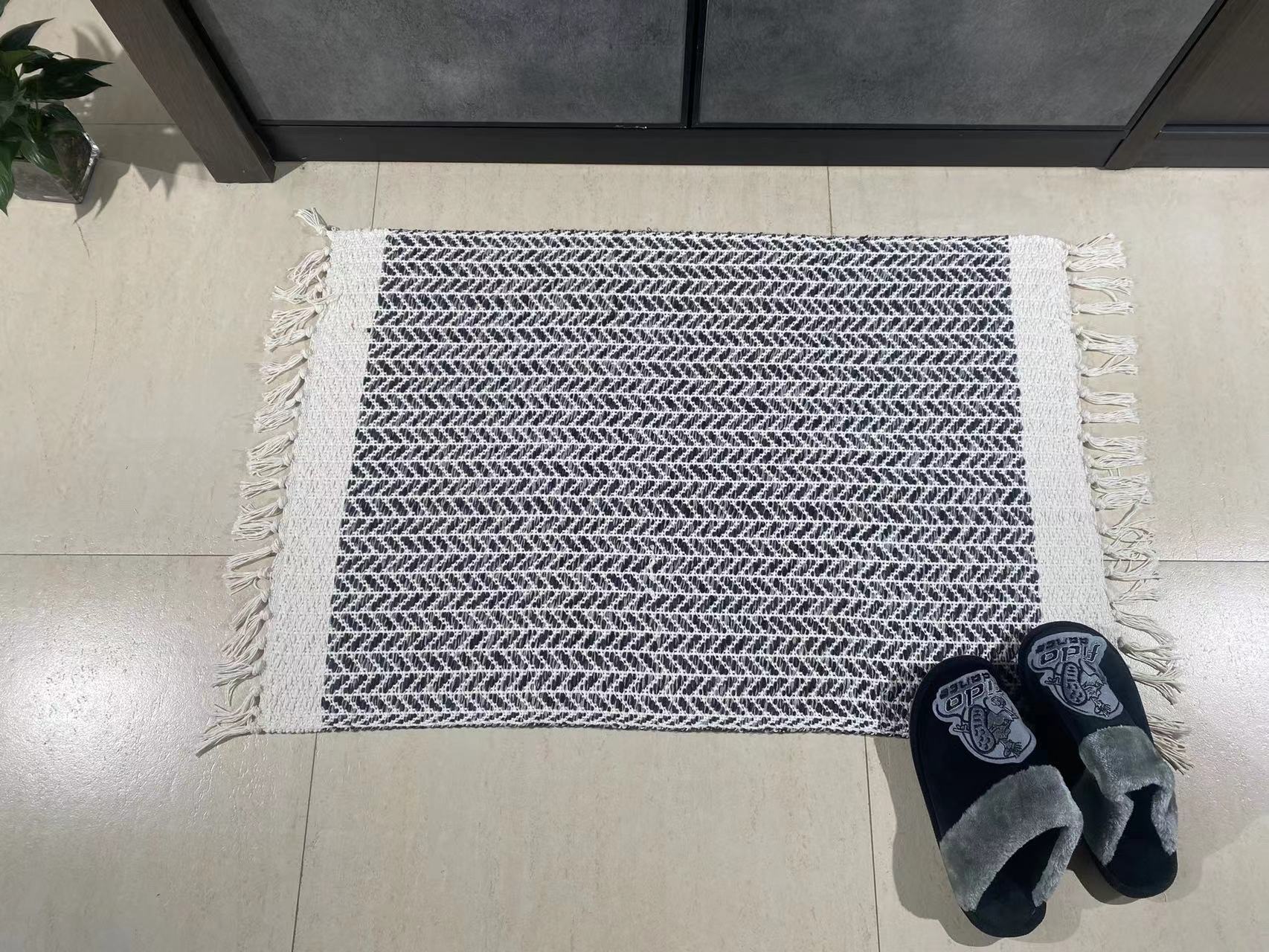 Hand-Woven Cotton Floor Mat Elegant and Durable Rugs for Contemporary Homes