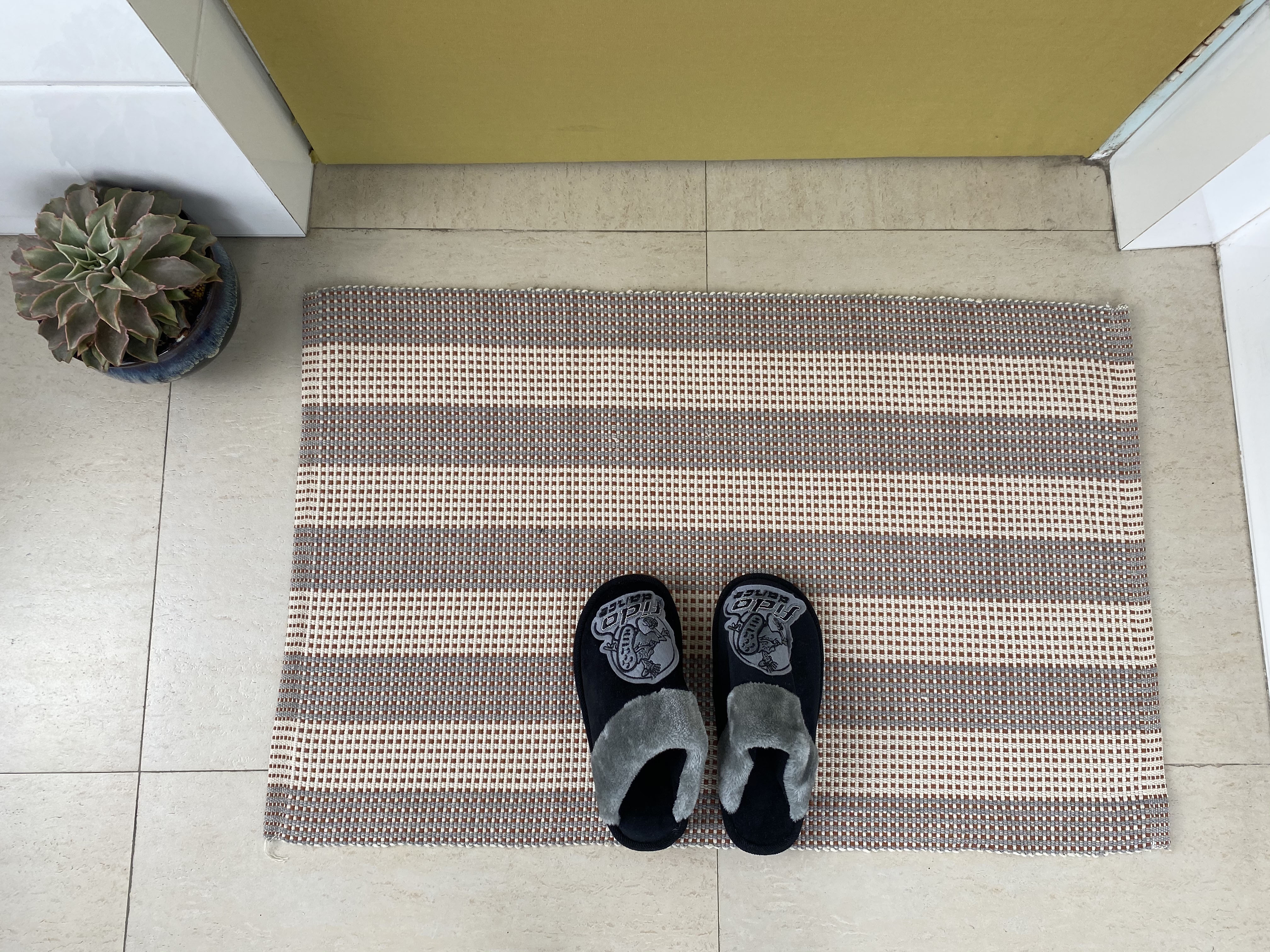 Luxurious Hand-Made Cotton Floor Mat - Enhance Your Home with a Mixture of Design & Comfort