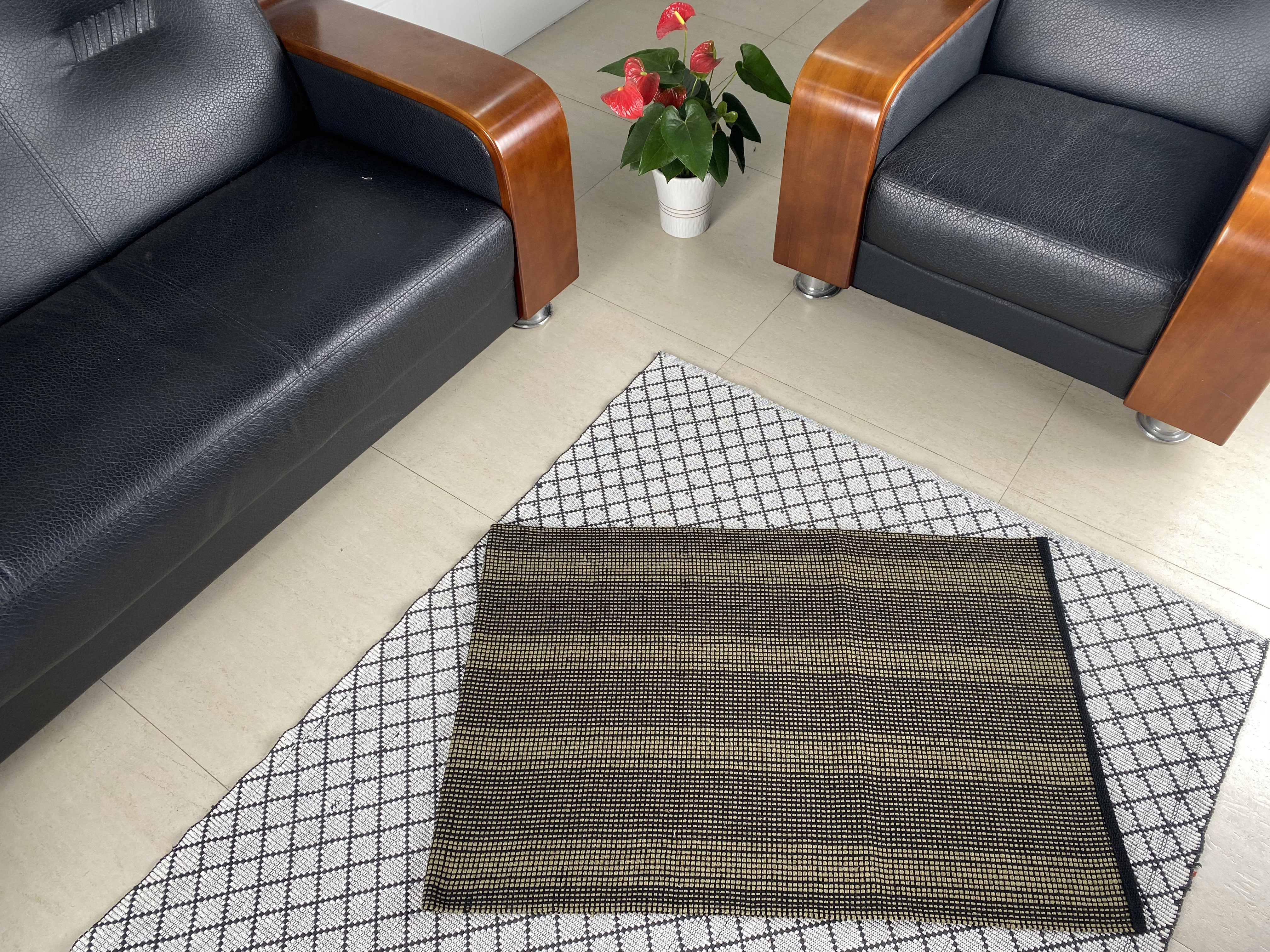 Sophisticated Artisanal Cotton Area Rug with Resilient Build and Anti-Wet Treatment
