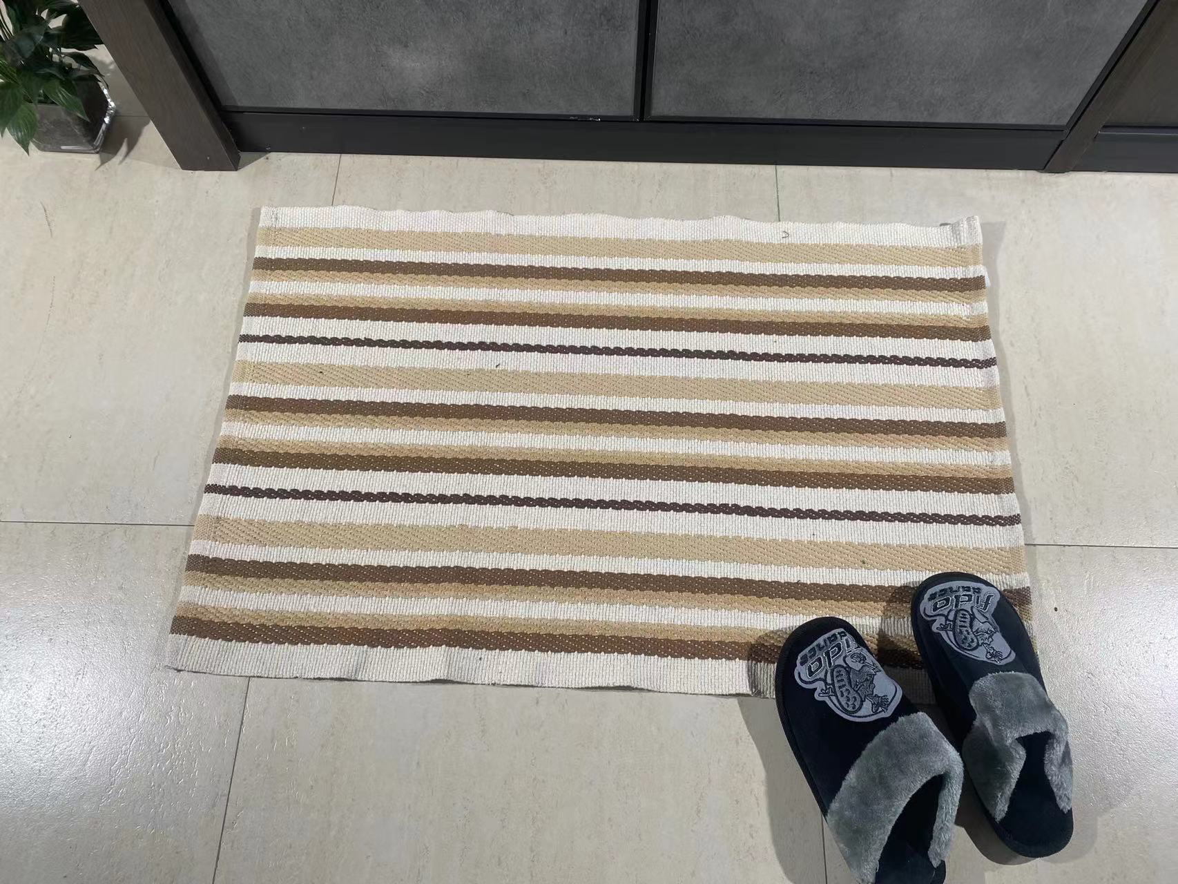 Chic Hand-Woven Cotton Floor Coverings - Customize Your Living Room's Look