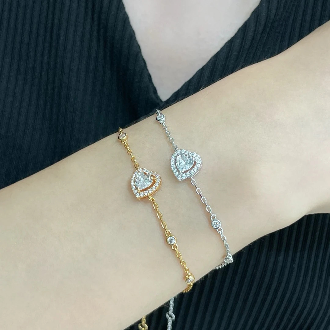 The latest 925 sterling silver heart-shaped bracelet the most classic fashion variant series shares this special style 250102