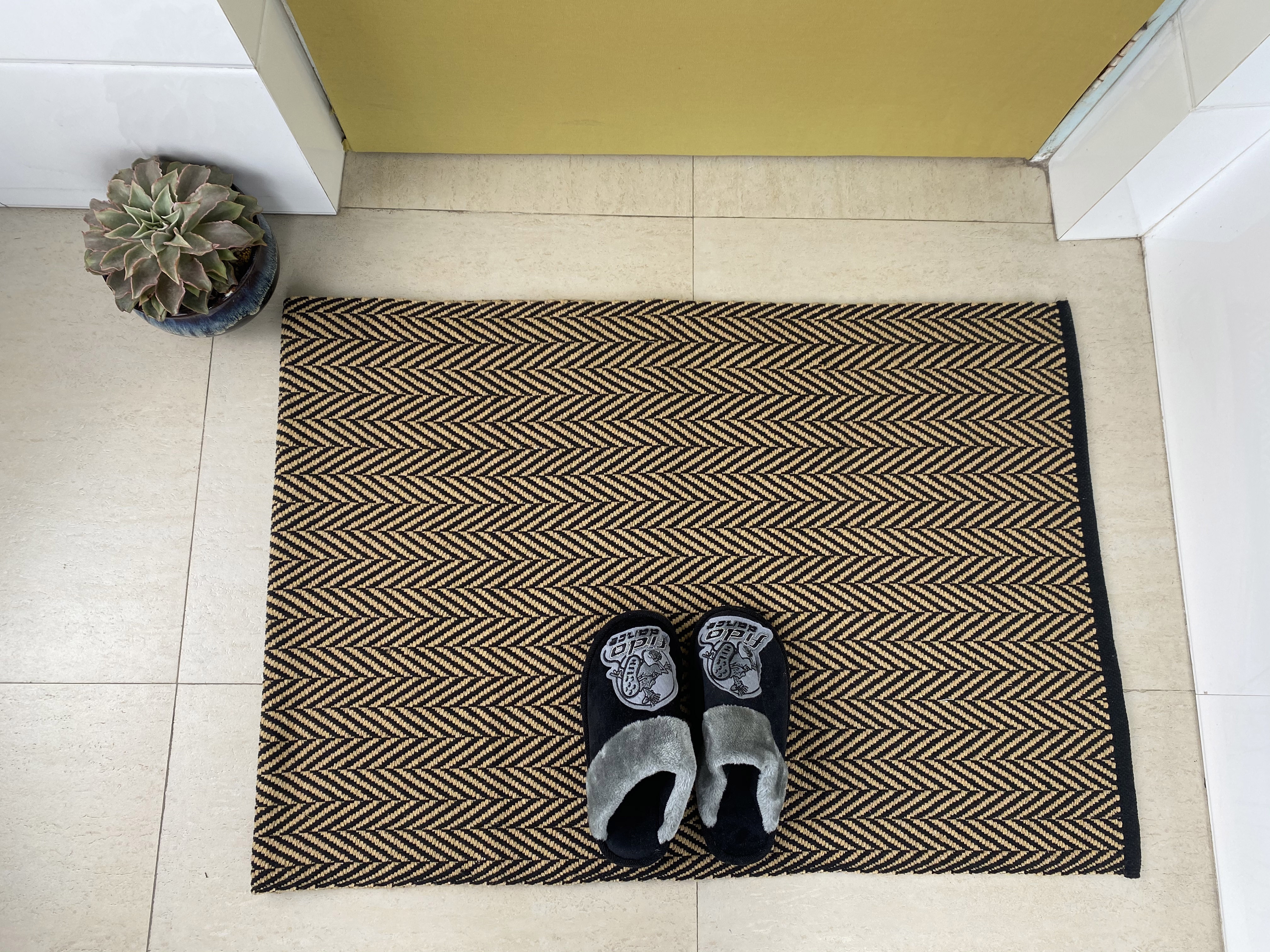 Handcrafted Cotton Area Rug with Durable Structure and Water-Resistant Finish for Sophisticated Spaces