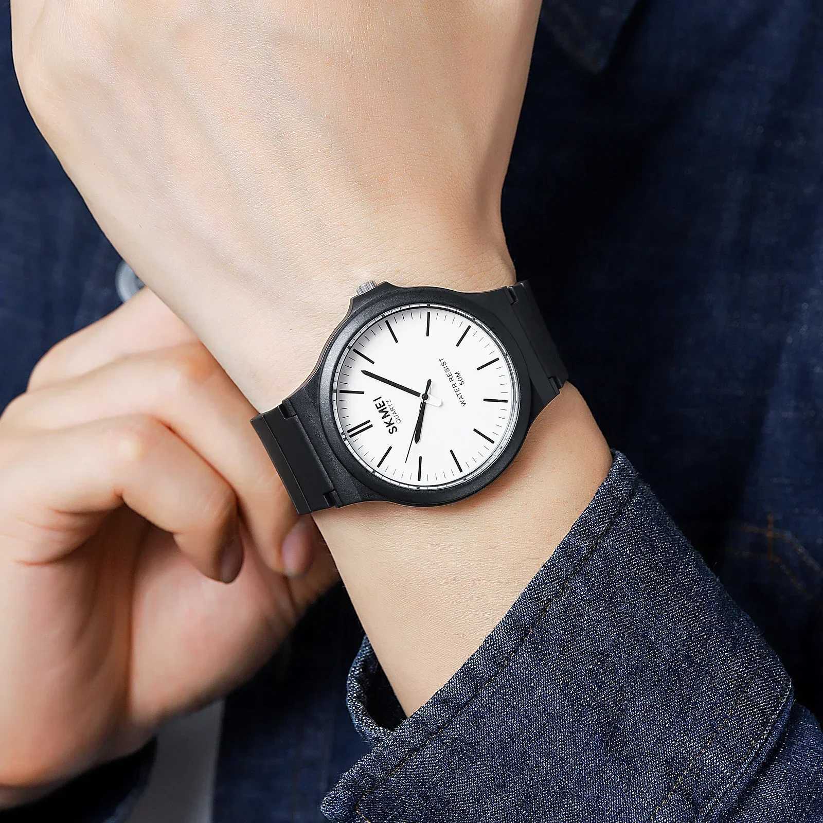 SKMEI 2108 Mens Fashion Simple Waterproof Ultimate Sports Quartz Mens Watch Shock resistant Clock 1419 Reloj Hombre W250104