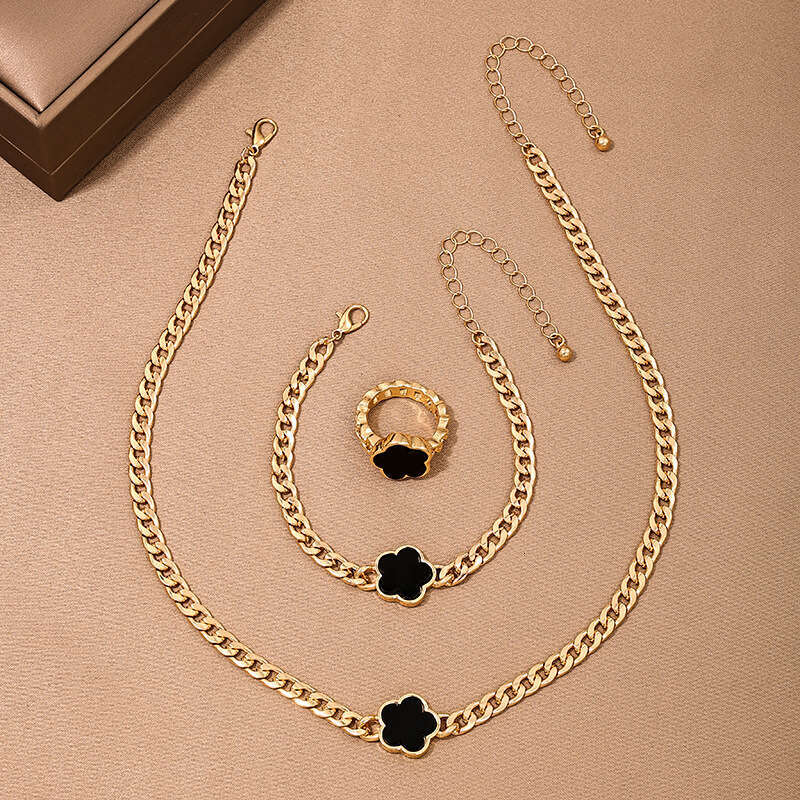 3-piece set of fashionable and elegant metal chains, five leaf clover wer women's necklaces, bracelets, rings, jewelry sets