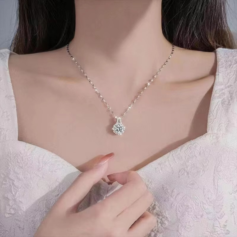 Exquisite Light Moissanite Sun wer Pendant Clavicle Chain Necklace Jewelry for Women