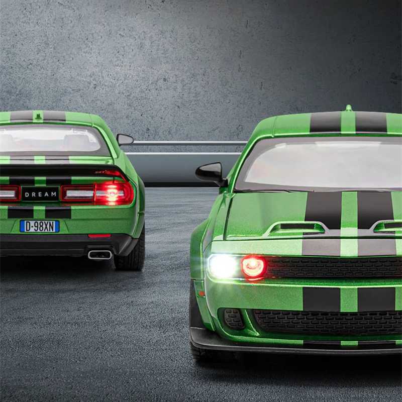 Diecast Model Cars 1 24 Dodge Challenger SRT Hellcat Alloy Muscle Car Model Diecasts Metal Sports Car Model Sound Light Childrens Toy Gift CL250104