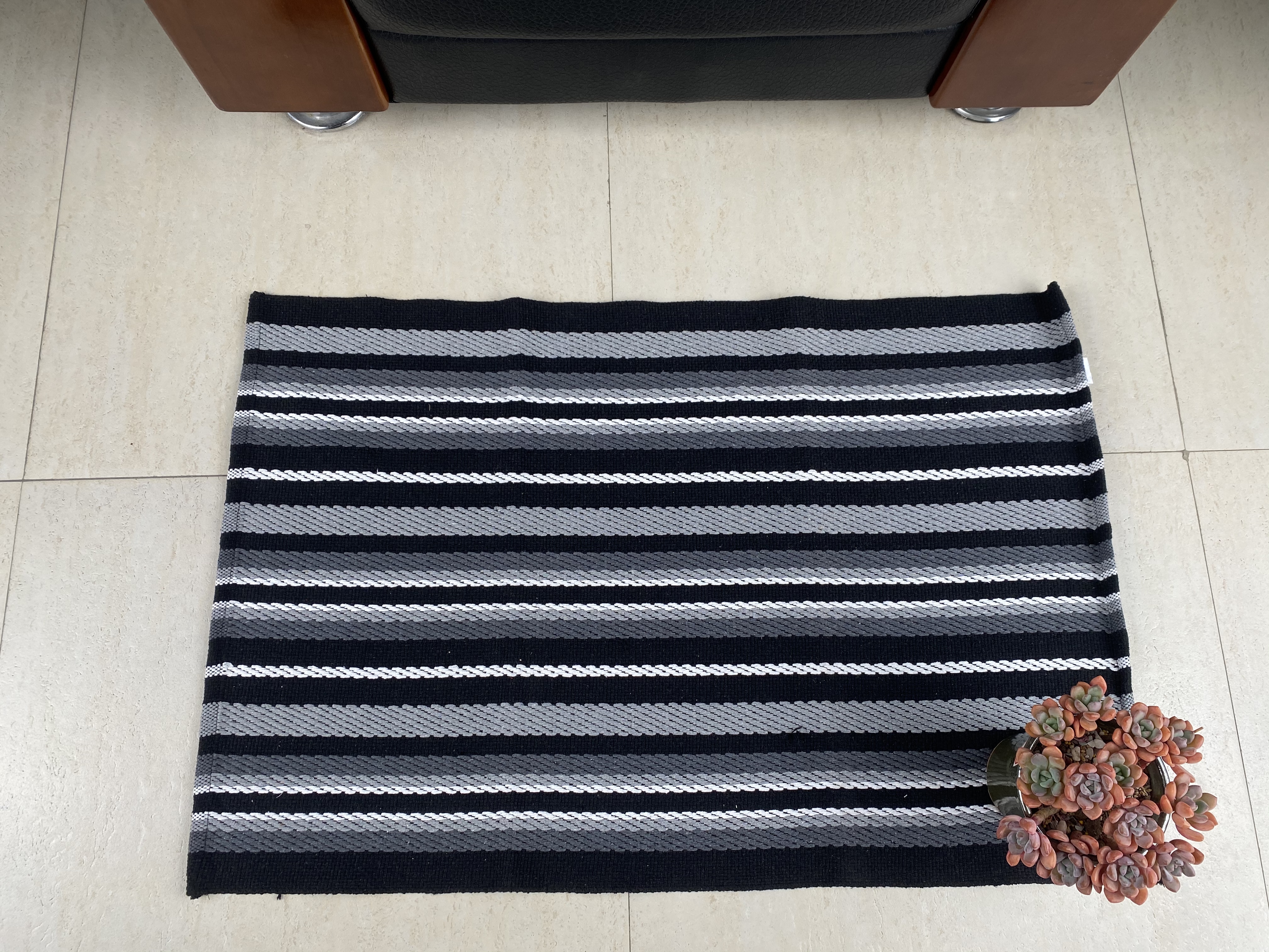 Elegant Durable Cotton Rugs with Multiple Colors for Living Rooms