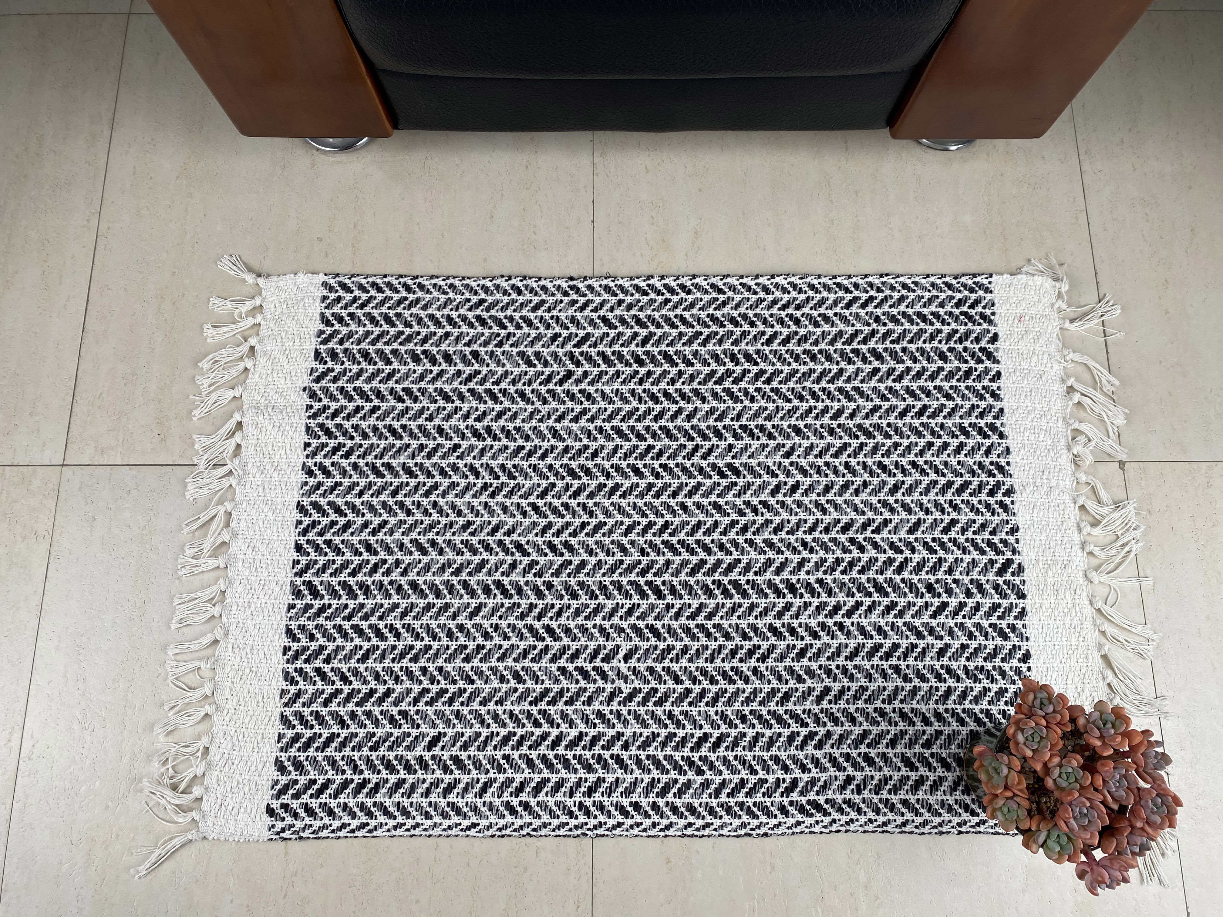 Hand-Woven Cotton Floor Mat Elegant and Durable Rugs for Contemporary Homes