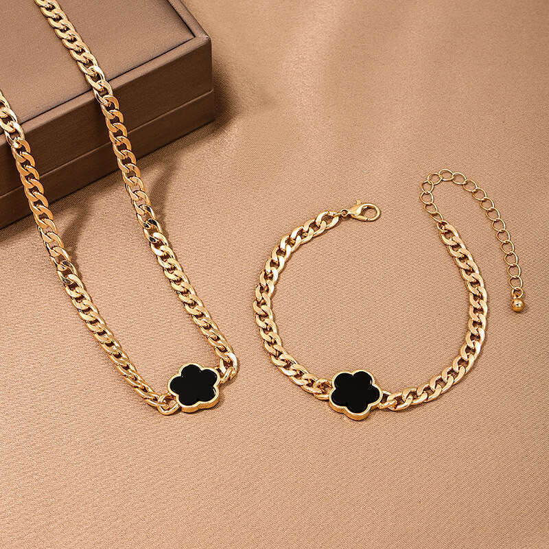 3-piece set of fashionable and elegant metal chains, five leaf clover wer women's necklaces, bracelets, rings, jewelry sets