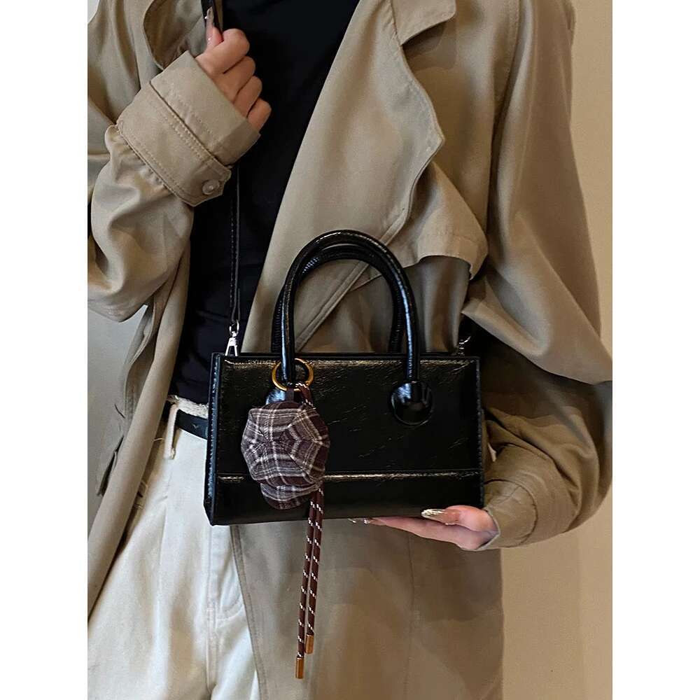 New Women s Burial Bag Autumn Winter New Solid Handheld Zipper Gloss Bag Advanced Fully Matched Commuter Shoulder Bag bag