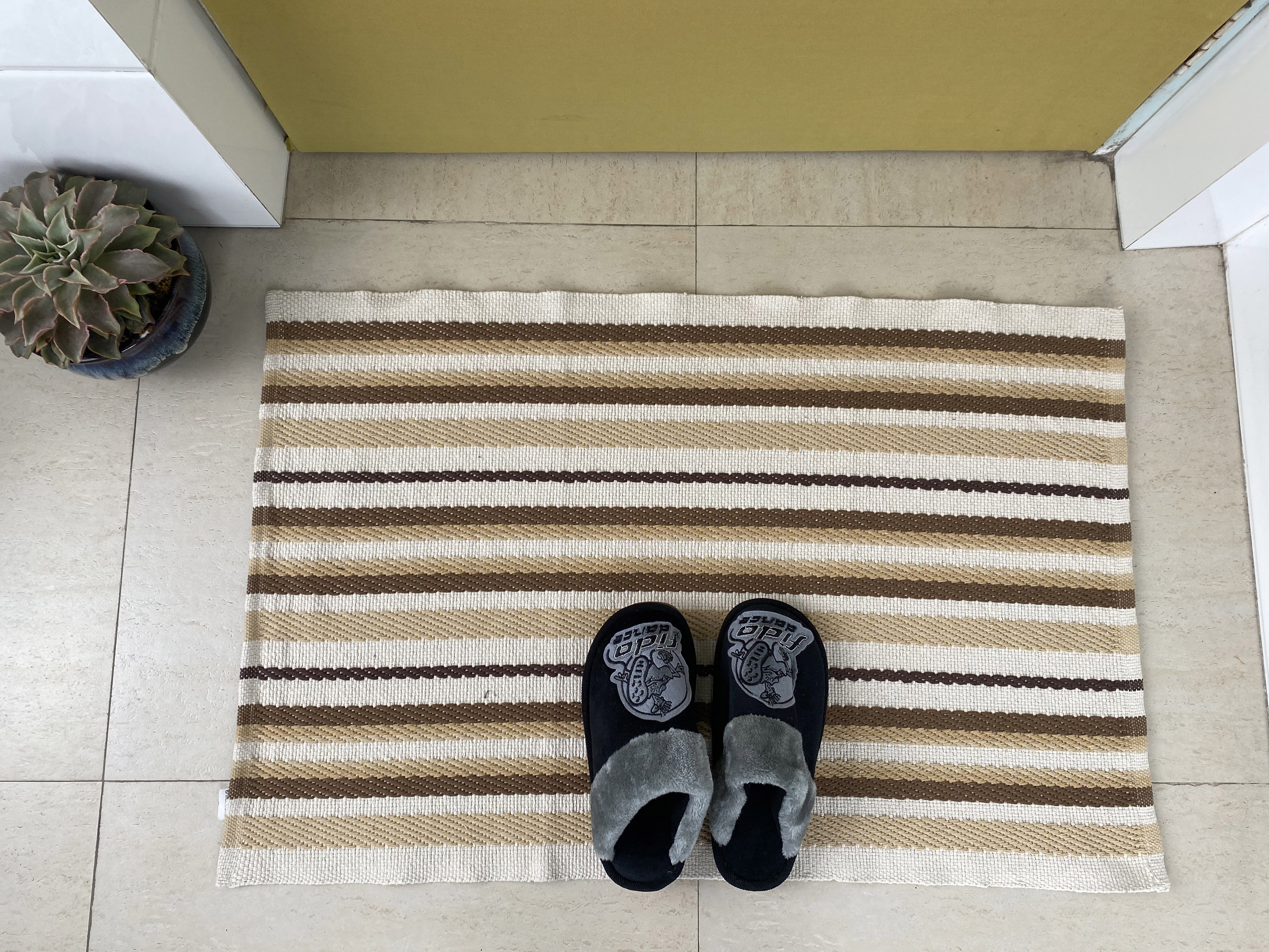 Chic Hand-Woven Cotton Floor Coverings - Customize Your Living Room's Look